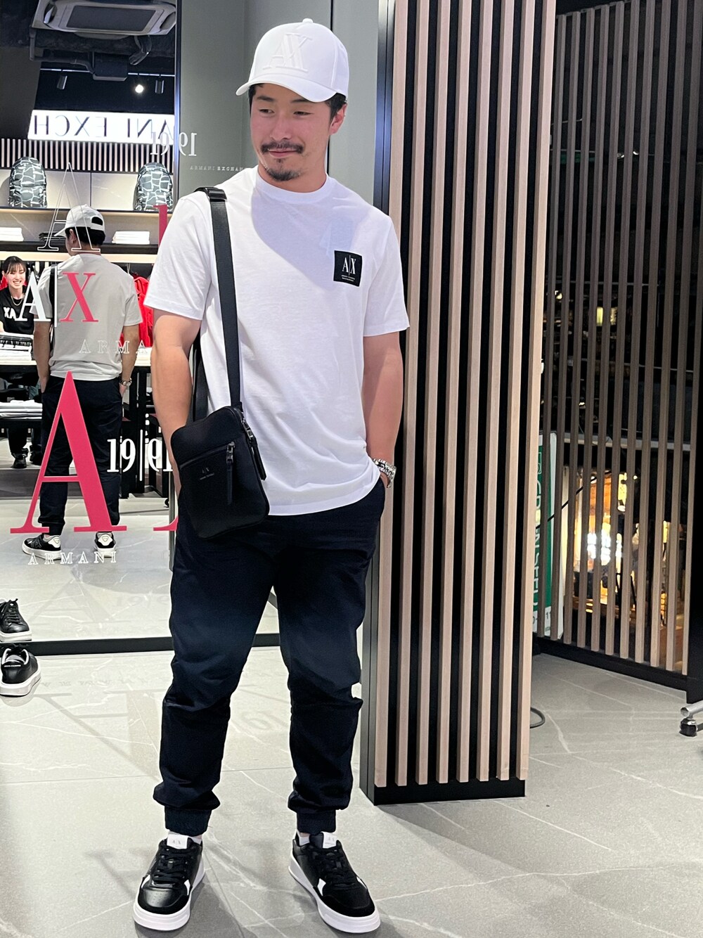 「AXchanger、AXchange、AXCatStreet、armaniexchange、キャップ、Tシャツ、ショルダーバッグ、スニーカー、大人カジュアル、ジョガーパンツ、夏コーデ、みんなの白Tフェス、ZOZOセール2023夏」｜「ARMANI EXCHANGEの【A|X アルマーニ エクスチェンジ】A|Xロゴ　半袖クルーネックTシャツ/REGULAR（Tシャツ/カットソー、ホワイト系）」を使った、Y. SHOTAROさん（メンズ・163cm）の夏コーディネートの1枚目の写真