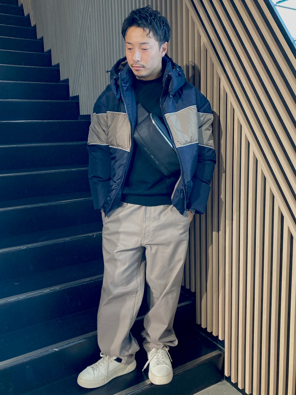 「AXchanger、armaniexchange、AXCatStreet、AXchange、アウター、秋冬コーデ、チノパン、ボディバッグ、スニーカー、セーター、冬アウター、オトナカジュアル」｜「ARMANI EXCHANGEの【A|X アルマーニ エクスチェンジ】カラーブロック　フーデッドダウンジャケット（ダウンジャケット/コート、ブルー系）」を使った、Y. SHOTAROさん（メンズ・163cm）の秋コーディネートの1枚目の写真