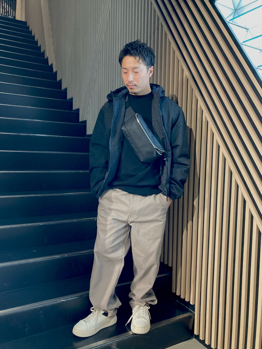 「AXchanger、AXchange、armaniexchange、AXCatStreet、スニーカー、チノパン、ニット、セーター、ボディバッグ、アウター、秋冬コーデ、オトナカジュアル」｜「ARMANI EXCHANGEの【A|X アルマーニ エクスチェンジ】オールオーバーロゴ　フーデッドパファーブルゾン（ブルゾン、ブルー系）」を使った、Y. SHOTAROさん（メンズ・163cm）の秋コーディネートの1枚目の写真