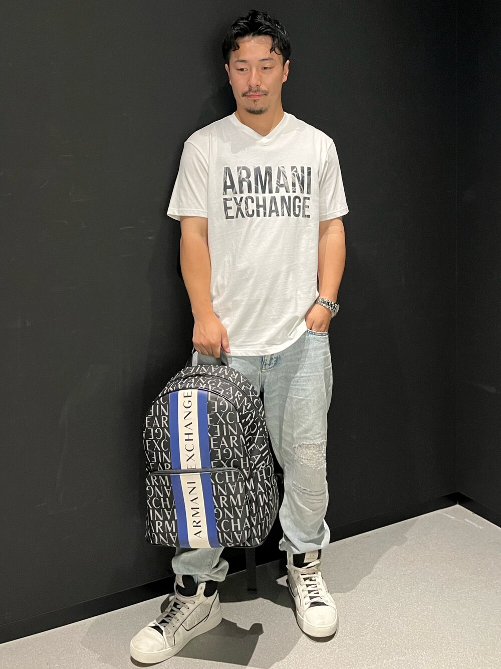 「ZOZOセール2023夏、みんなの白Tフェス、Tシャツ、デニム、ハイカットスニーカー、白スニーカー、スニーカー、バックパック、夏コーデ、AXchanger、AXchange、armaniexchange、AXCatStreet、アルマーニエクスチェンジ」｜「ARMANI EXCHANGEの【A|X アルマーニ エクスチェンジ】ロゴ　半袖クルーネックTシャツ/REGULAR（Tシャツ/カットソー、ホワイト系）」を使った、Y. SHOTAROさん（メンズ・163cm）の夏コーディネートの1枚目の写真