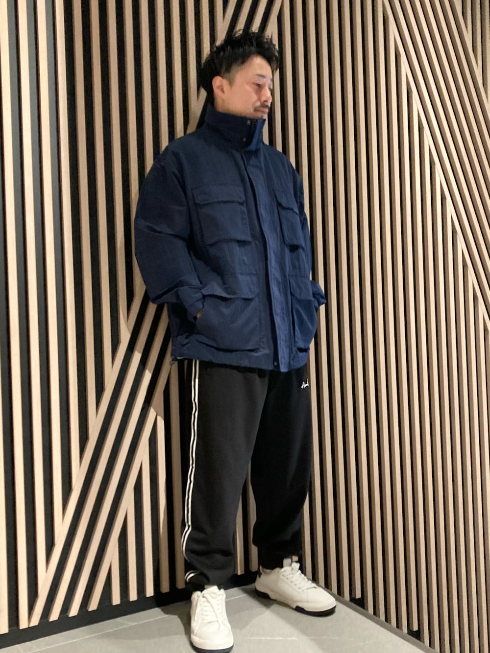 「AXchanger、AXchange、armaniexchange、AXCatStreet、アルマーニエクスチェンジ、春コーデ、春夏コーデ、パンツスタイル、白スニーカー、スニーカー、アウター、シンプルコーデ、大人カジュアル」｜「ARMANI EXCHANGEの【A|X アルマーニ エクスチェンジ】ビッグポケット　ナイロンジャケット（ナイロンジャケット、ブルー系）」を使った、Y. SHOTAROさん（メンズ・163cm）の春コーディネートの1枚目の写真