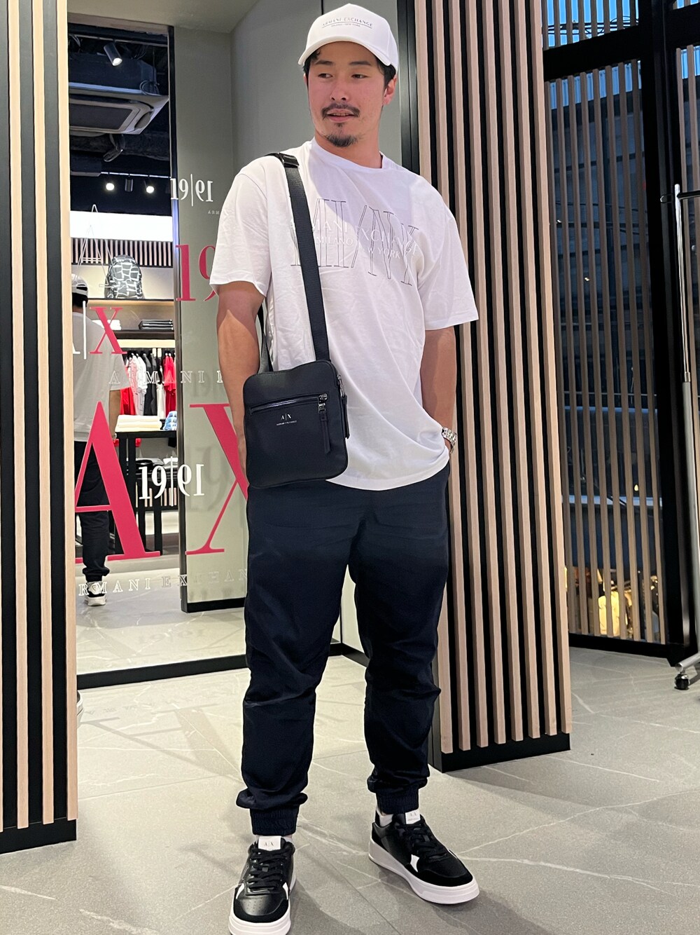 「AXchanger、AXchange、AXCatStreet、armaniexchange、キャップ、Tシャツ、白Tシャツ、スニーカー、ショルダーバッグ、ジョガーパンツ、オーバーサイズ、夏コーデ、大人カジュアル、みんなの白Tフェス、ZOZOセール2023夏」｜「ARMANI EXCHANGEの【A|X アルマーニ エクスチェンジ】ロゴ　パネルキャップ（キャップ、ホワイト系）」を使った、Y. SHOTAROさん（メンズ・163cm）の夏コーディネートの1枚目の写真