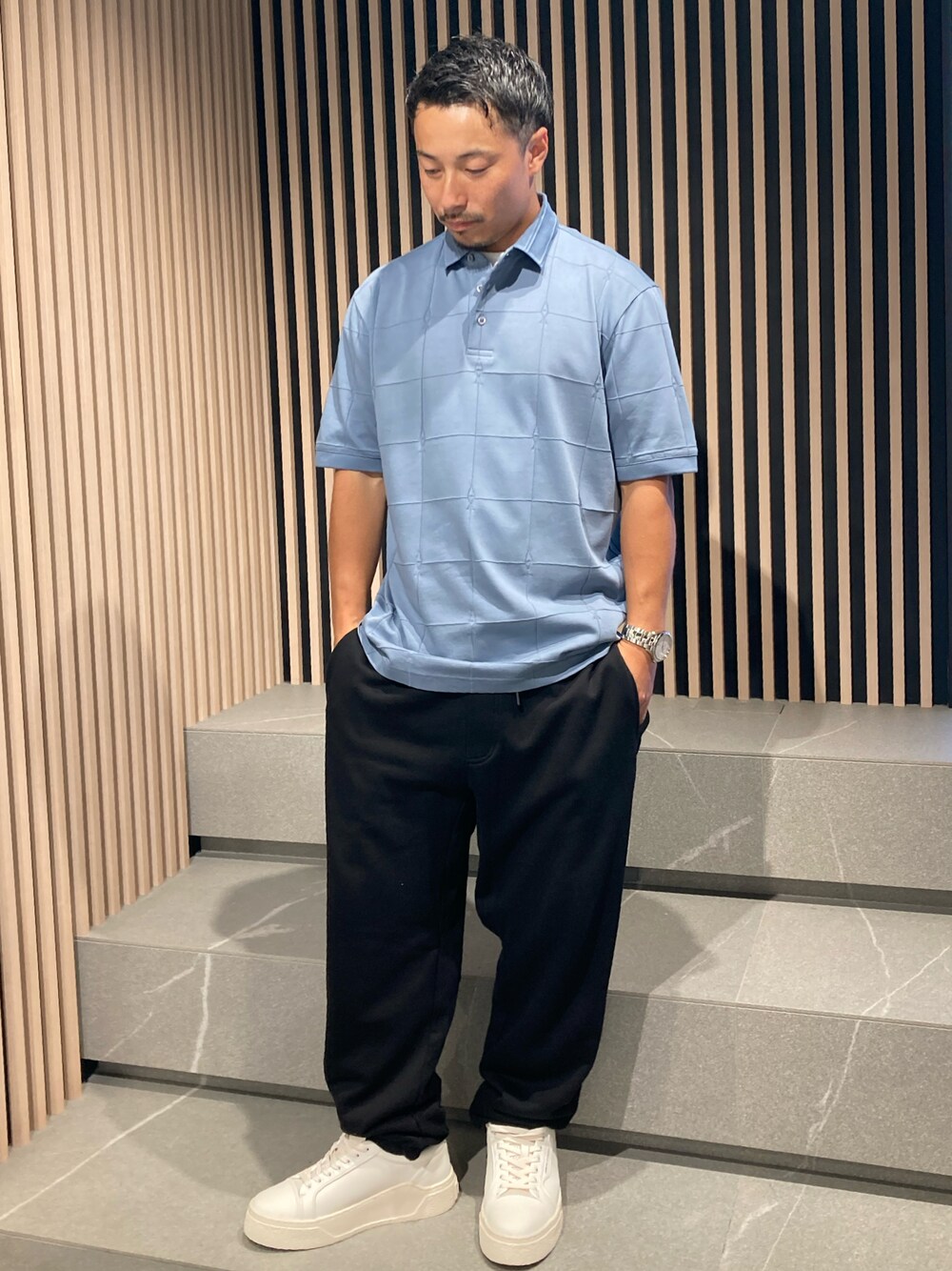 「AXchange、AXchanger、armaniexchange、AXCatStreet、ポロシャツ、スウェット、スウェットパンツ、スニーカー、お出かけコーデ、オトナカジュアル、シンプルコーデ」｜「ARMANI EXCHANGEの【A|X アルマーニ エクスチェンジ】AXロゴ ジョガーパンツ (UNISEX CAPSULE)（スウェットパンツ、ブラック系）」を使った、Y. SHOTAROさん（メンズ・163cm）の夏コーディネートの1枚目の写真
