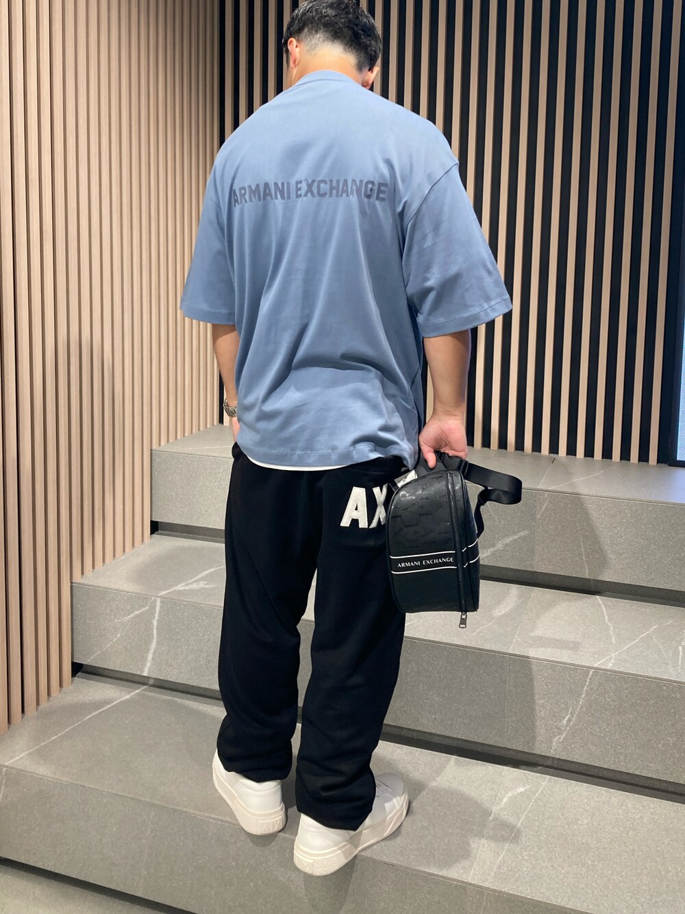 「AXchange、AXchanger、AXCatStreet、armaniexchange、Tシャツ、オーバーサイズ、ビッグシルエット、バックプリント、スウェット、スウェットパンツ、スニーカー、ショルダーバッグ、お出かけコーデ、アツいコーデ全部見せ、シンプル」｜「ARMANI EXCHANGEの【A|X アルマーニ エクスチェンジ】AXロゴ 半袖クルーネックTシャツ/OVER（Tシャツ/カットソー、ブルー系）」を使った、Y. SHOTAROさん（メンズ・163cm）の夏コーディネートの1枚目の写真