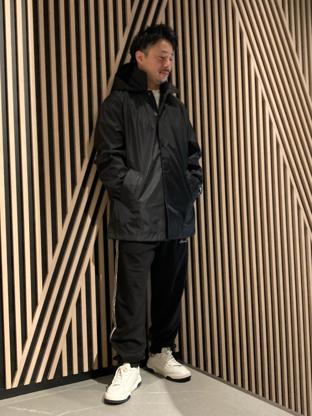 「AXchanger、AXchange、armaniexchange、AXCatStreet、アウター、モノトーン、シンプルコーデ、きれいめカジュアル」｜「ARMANI EXCHANGEの【A|X アルマーニ エクスチェンジ】フーデッドナイロンジャケット（ナイロンジャケット、ブラック系）」を使った、Y. SHOTAROさん（メンズ・163cm）の春コーディネートの1枚目の写真