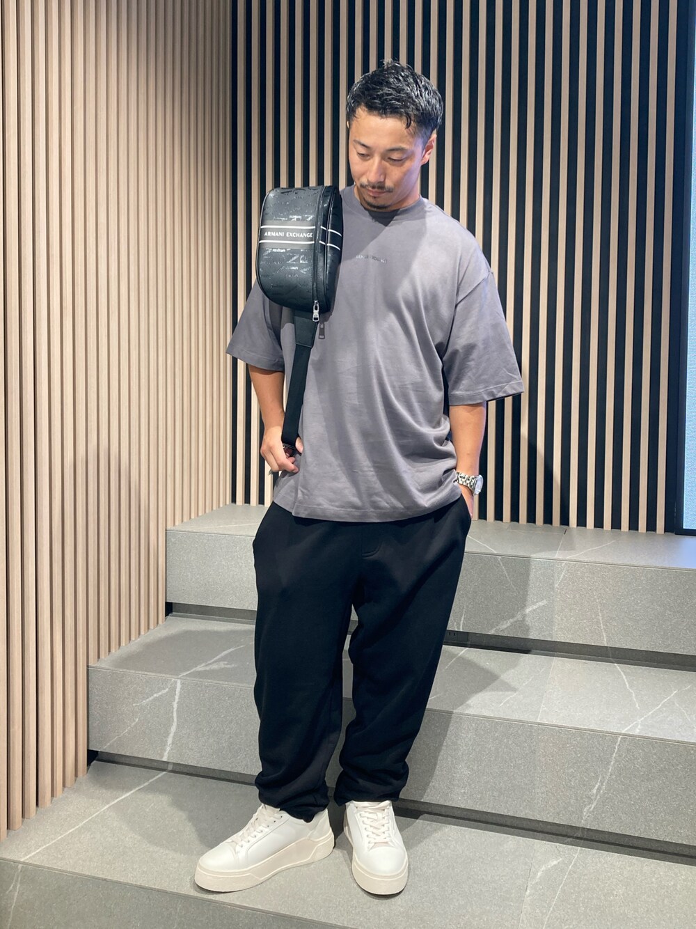 「AXchange、AXchanger、armaniexchange、AXCatStreet、Tシャツ、スウェット、スウェットパンツ、スニーカー、ショルダーバッグ、ボディバッグ、オーバーサイズ、バックプリント」｜「ARMANI EXCHANGEの【A|X アルマーニ エクスチェンジ】オールオーバーロゴ　ボディバッグ/ウエストポーチ（EC限定カラー含）（ボディバッグ/ウエストポーチ、ブラック系）」を使った、Y. SHOTAROさん（メンズ・163cm）の夏コーディネートの1枚目の写真