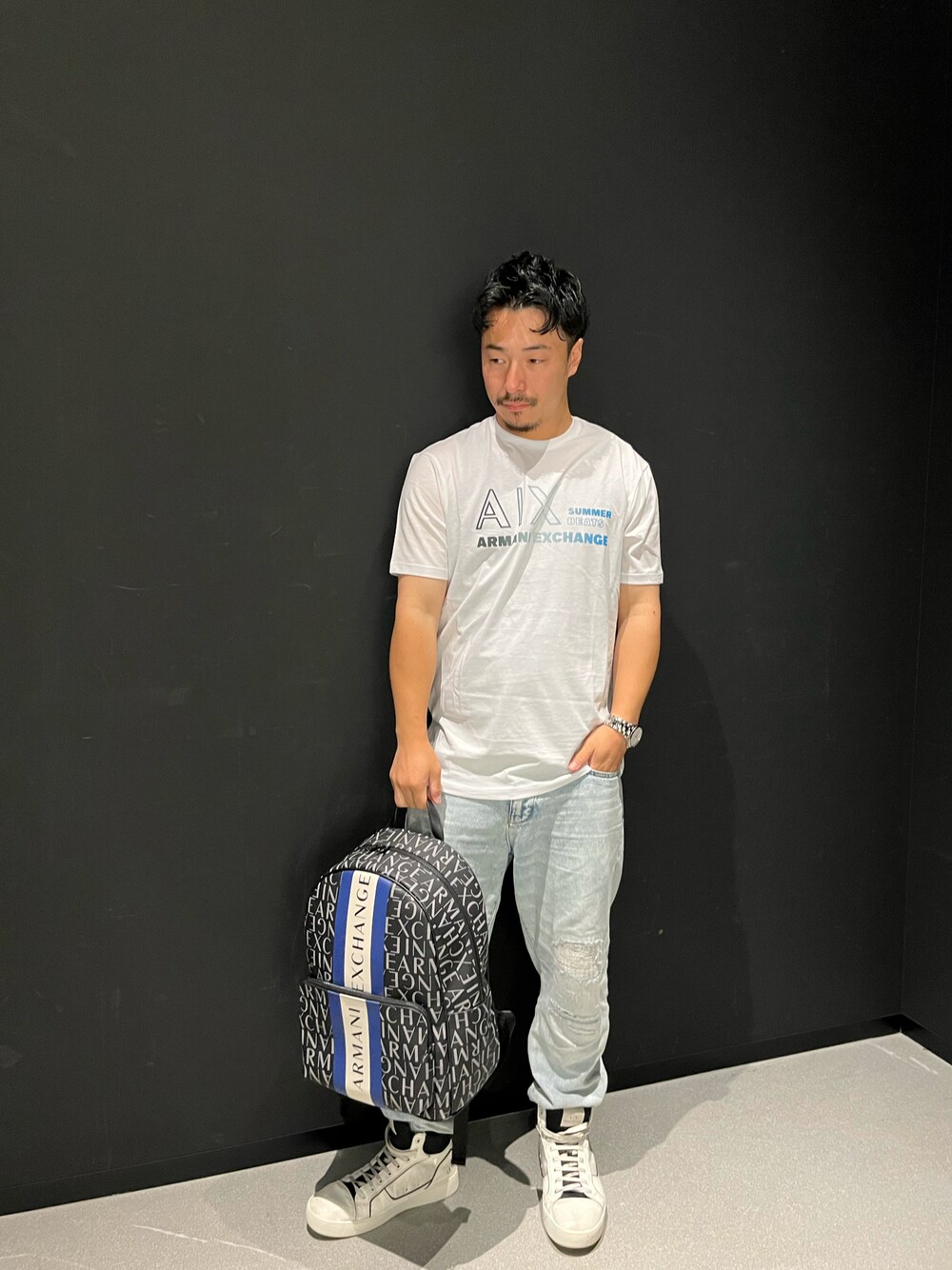 「AXchanger、AXchange、armaniexchange、アルマーニエクスチェンジ、AXCatStreet、みんなの白Tフェス、Tシャツ、バックパック、白スニーカー、スニーカー、ZOZOセール2023夏」｜「ARMANI EXCHANGEの【A|X アルマーニ エクスチェンジ】SUMMER BEATS　A|Xロゴ　半袖クルーネックTシャツ/REGULAR（Tシャツ/カットソー、ホワイト系）」を使った、Y. SHOTAROさん（メンズ・163cm）の夏コーディネートの1枚目の写真