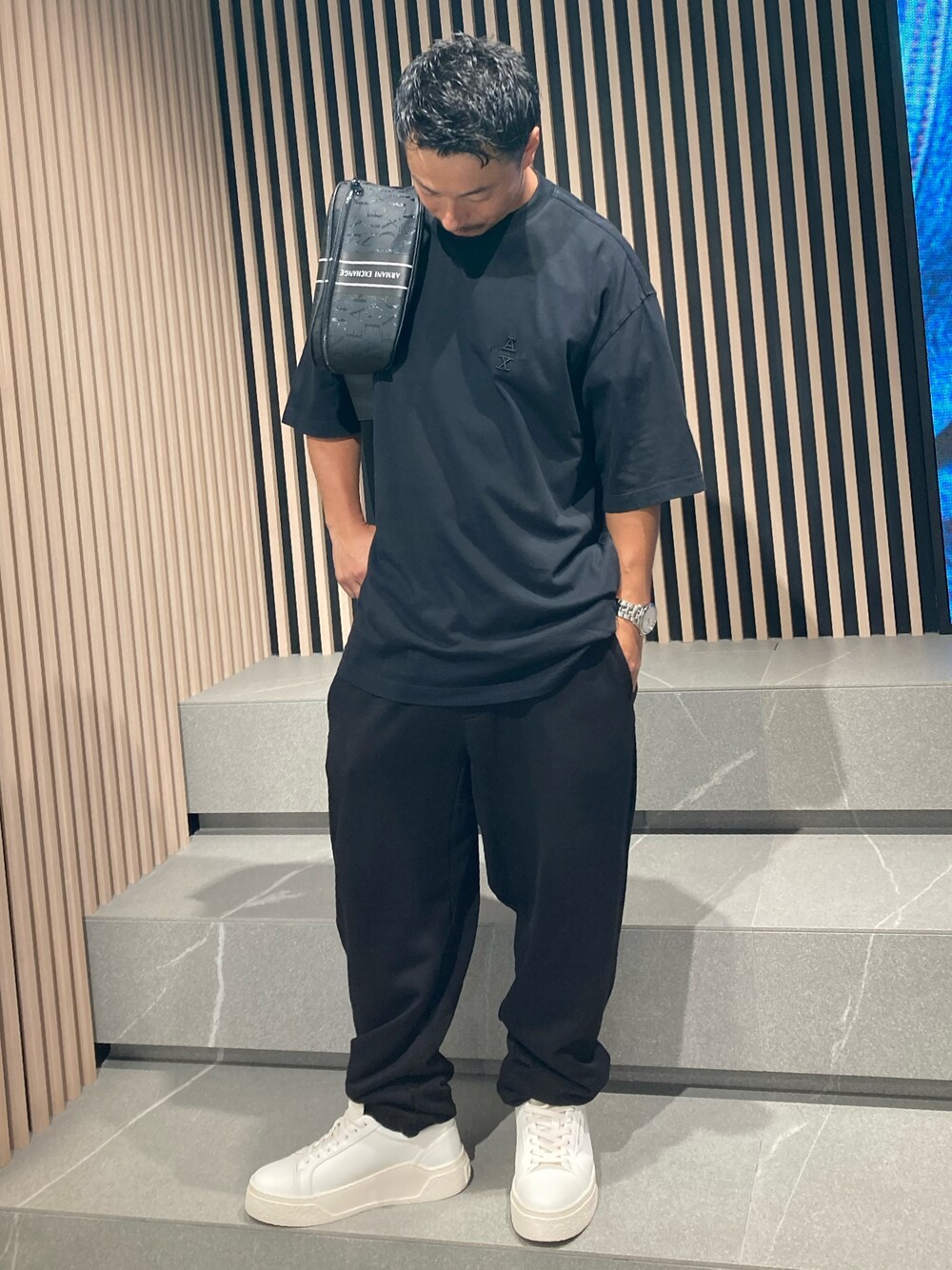 「AXchange、AXchanger、armaniexchange、AXCatStreet、オーバーサイズ、ビッグシルエット、ショルダーバッグ、ボディバッグ、スウェット、スニーカー、白スニーカー、ブラックコーデ、モノトーン、シンプル、お出かけコーデ」｜「ARMANI EXCHANGEの【A|X アルマーニ エクスチェンジ】AXロゴ　半袖クルーネックTシャツ/OVER（Tシャツ/カットソー、ブラック系）」を使った、Y. SHOTAROさん（メンズ・163cm）の夏コーディネートの1枚目の写真