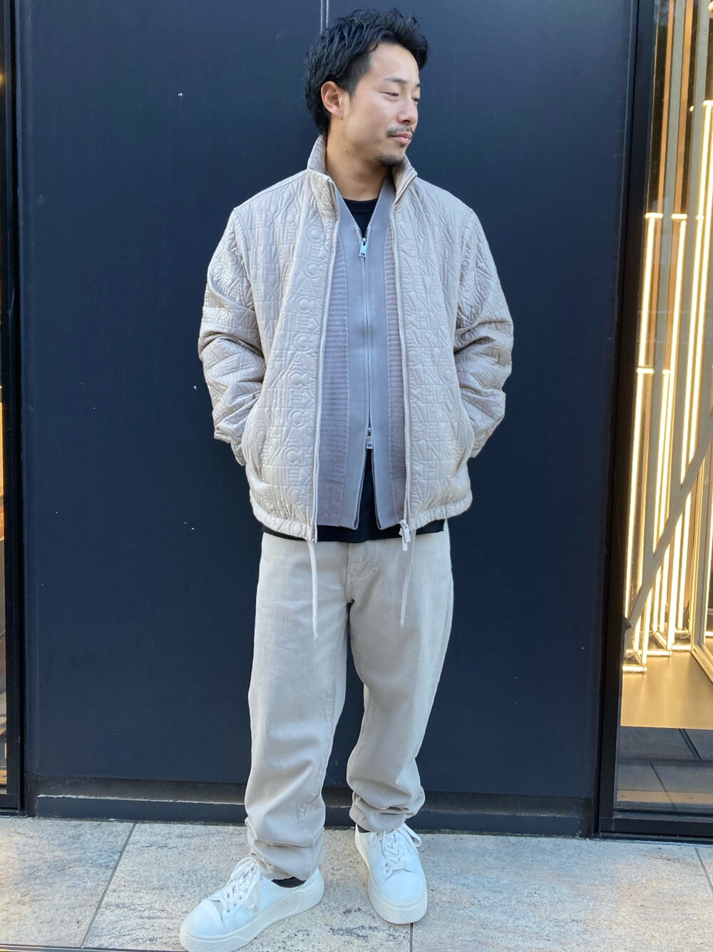 「AXchange、AXchanger、armaniexchange、AXCatStreet、デニム、秋コーデ、冬コーデ、アウター、ブルゾン、スニーカー、冬」｜「ARMANI EXCHANGEの【A|X アルマーニ エクスチェンジ】オールオーバーキルティングロゴ　ブルゾン（ブルゾン、ベージュ系）」を使った、Y. SHOTAROさん（メンズ・163cm）の秋コーディネートの1枚目の写真
