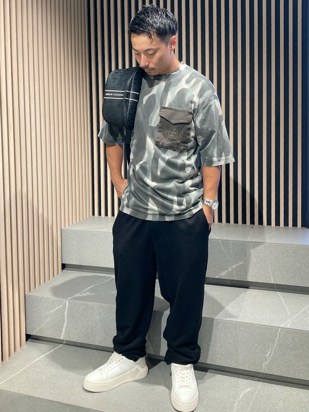 「AXchange、AXchanger、armaniexchange、AXCatStreet、スニーカー、ショルダーバッグ、ボディバッグ、カモフラ、Tシャツ、オーバーサイズ、ビッグシルエット、シンプル、ジャージ、スウェット、スウェットパンツ」｜「ARMANI EXCHANGEの【A|X アルマーニ エクスチェンジ】オールオーバーカモフラージュ　半袖クルーネックトップス（Tシャツ/カットソー、グリーン系）」を使った、Y. SHOTAROさん（メンズ・163cm）の夏コーディネートの1枚目の写真