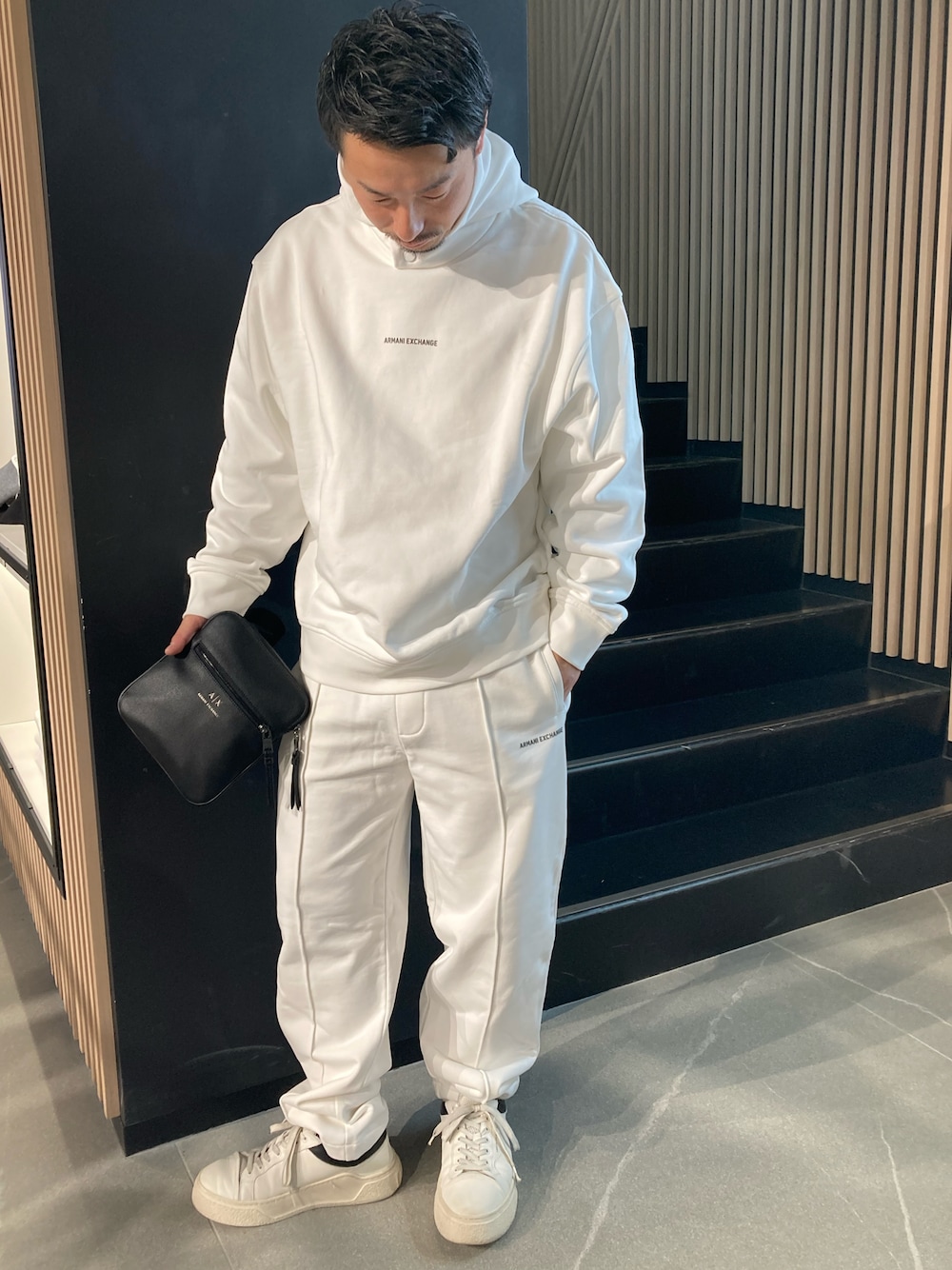 「AXchanger、AXchange、AXCatStreet、armaniexchange、セットアップ、秋冬コーデ、オーバーサイズ、ビッグシルエット、ホワイトコーデ、スニーカー、白スニーカー、ショルダーバッグ、バックプリント、スウェット、パーカー」｜「ARMANI EXCHANGEの【A|X アルマーニ エクスチェンジ】AXロゴ　フーデッドスウェットプルオーバー（スウェット、ホワイト系）」を使った、Y. SHOTAROさん（メンズ・163cm）の冬コーディネートの1枚目の写真