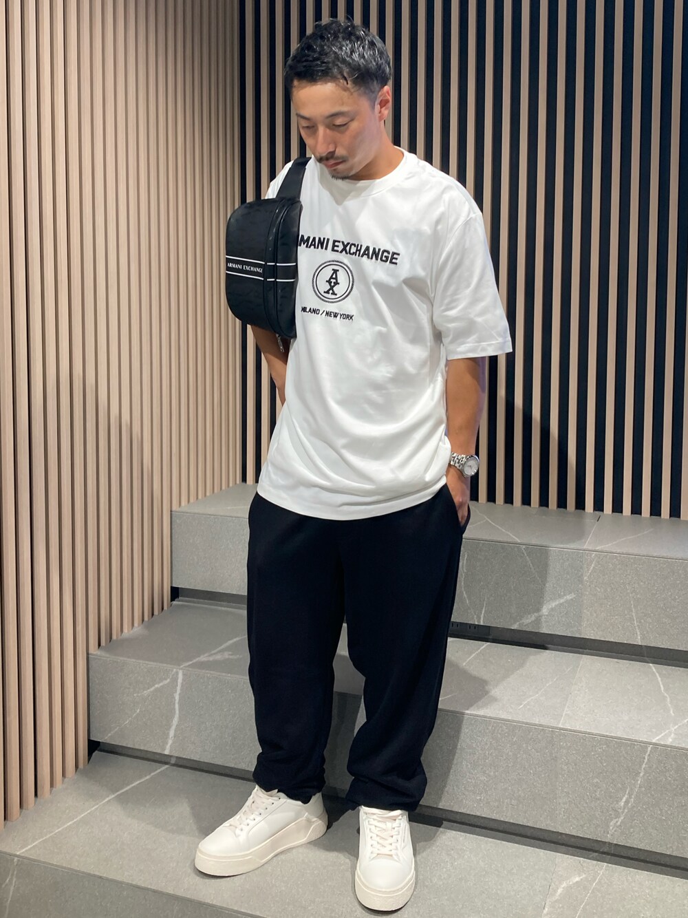 「AXchange、AXchanger、armaniexchange、AXCatStreet、休日スタイル、白Tシャツ、オーバーサイズ、ビッグシルエット、刺繍、夏コーデ、モノトーン、スウェット、スウェットパンツ、ショルダーバッグ、ボディバッグ」｜「ARMANI EXCHANGEの【A|X アルマーニ エクスチェンジ】AXロゴ 半袖クルーネックTシャツ/REGULAR+（ZOZO限定カラー含）（Tシャツ/カットソー、ホワイト系）」を使った、Y. SHOTAROさん（メンズ・163cm）の夏コーディネートの1枚目の写真