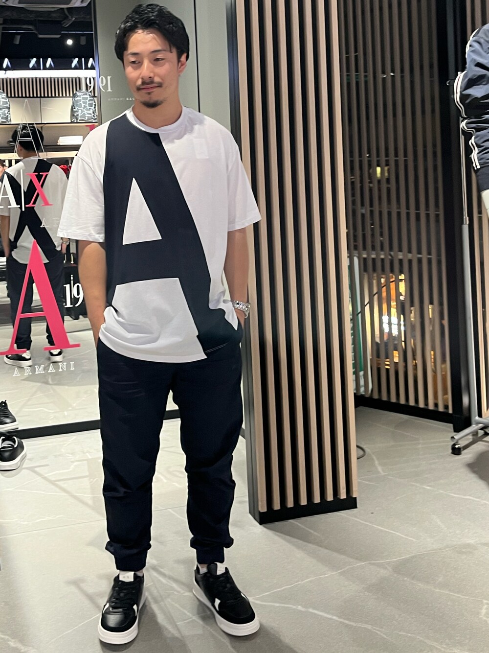 「AXchanger、AXchange、armaniexchange、AXCatStreet、Tシャツ、ジョガーパンツ、スニーカー、大人カジュアル、夏コーデ、きれいめカジュアル、オーバーサイズ、ZOZOセール2023夏、みんなの白Tフェス」｜「ARMANI EXCHANGEの【A|X アルマーニ エクスチェンジ】ビッグAXロゴ　半袖クルーネックTシャツ/COMFORT（Tシャツ/カットソー、ブルー系）」を使った、Y. SHOTAROさん（メンズ・163cm）の夏コーディネートの1枚目の写真