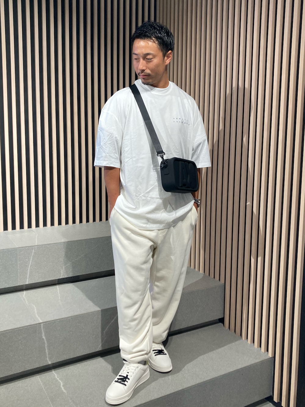 「AXchange、AXchanger、AXCatStreet、armaniexchange、Tシャツ、白Tシャツ、オーバーサイズ、ビッグシルエット、ショルダーバッグ、スウェット、バックプリント、スニーカー、シンプルコーデ、夏コーデ、バッグ」｜「ARMANI EXCHANGEの【A|X アルマーニ エクスチェンジ】バックロゴ 半袖クルーネックTシャツ/COMFORT（Tシャツ/カットソー、ホワイト系）」を使った、Y. SHOTAROさん（メンズ・163cm）の夏コーディネートの1枚目の写真
