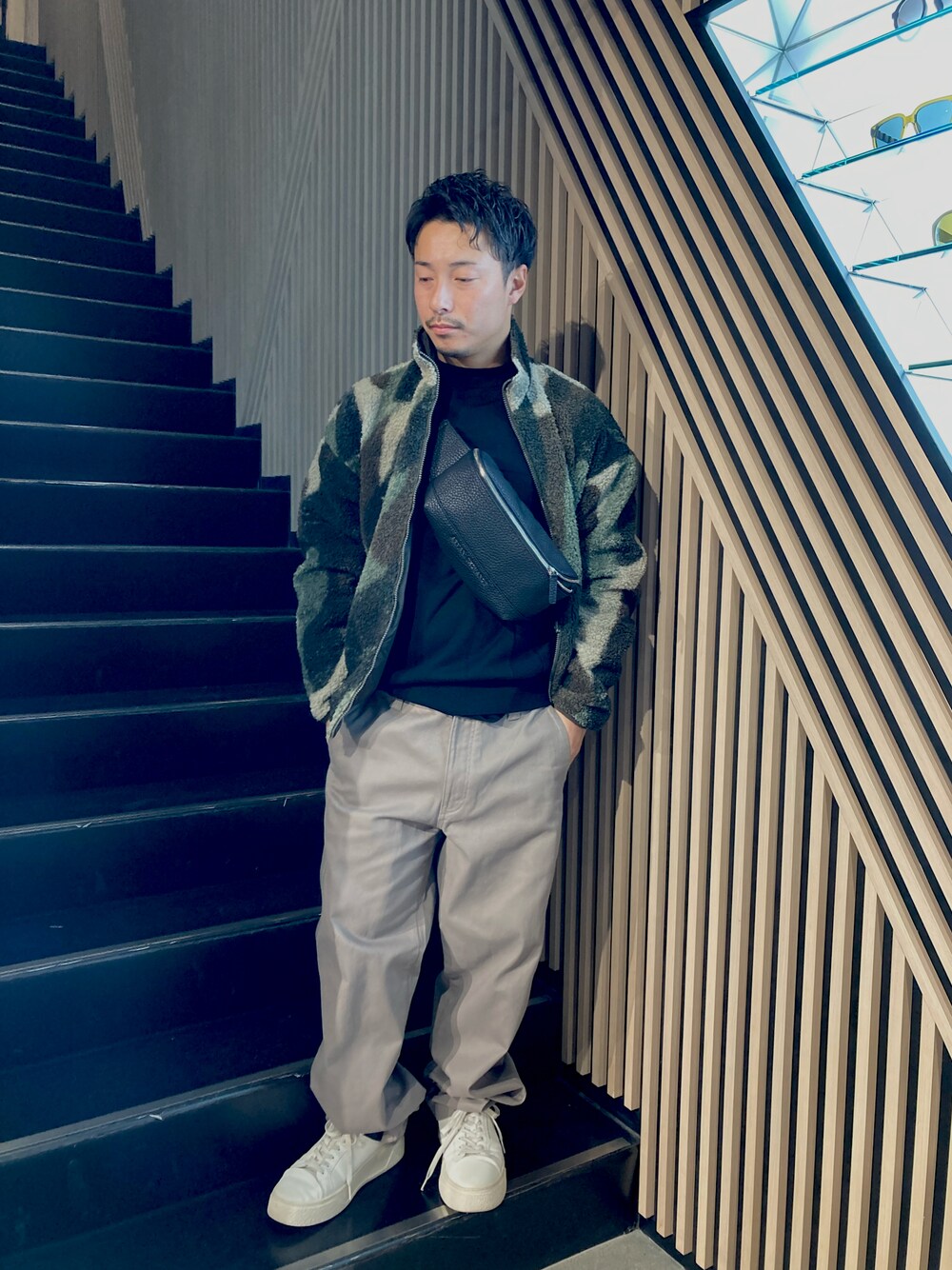 「AXchanger、AXchange、armaniexchange、AXCatStreet、チノパン、カモフラ、リバーシブル、ニット、セーター、ボディバッグ、アウター、秋冬コーデ」｜「ARMANI EXCHANGEの【A|X アルマーニ エクスチェンジ】オールオーバーカモフラージュ　リバーシブルブルゾン（ブルゾン、グリーン系）」を使った、Y. SHOTAROさん（メンズ・163cm）の秋コーディネートの1枚目の写真