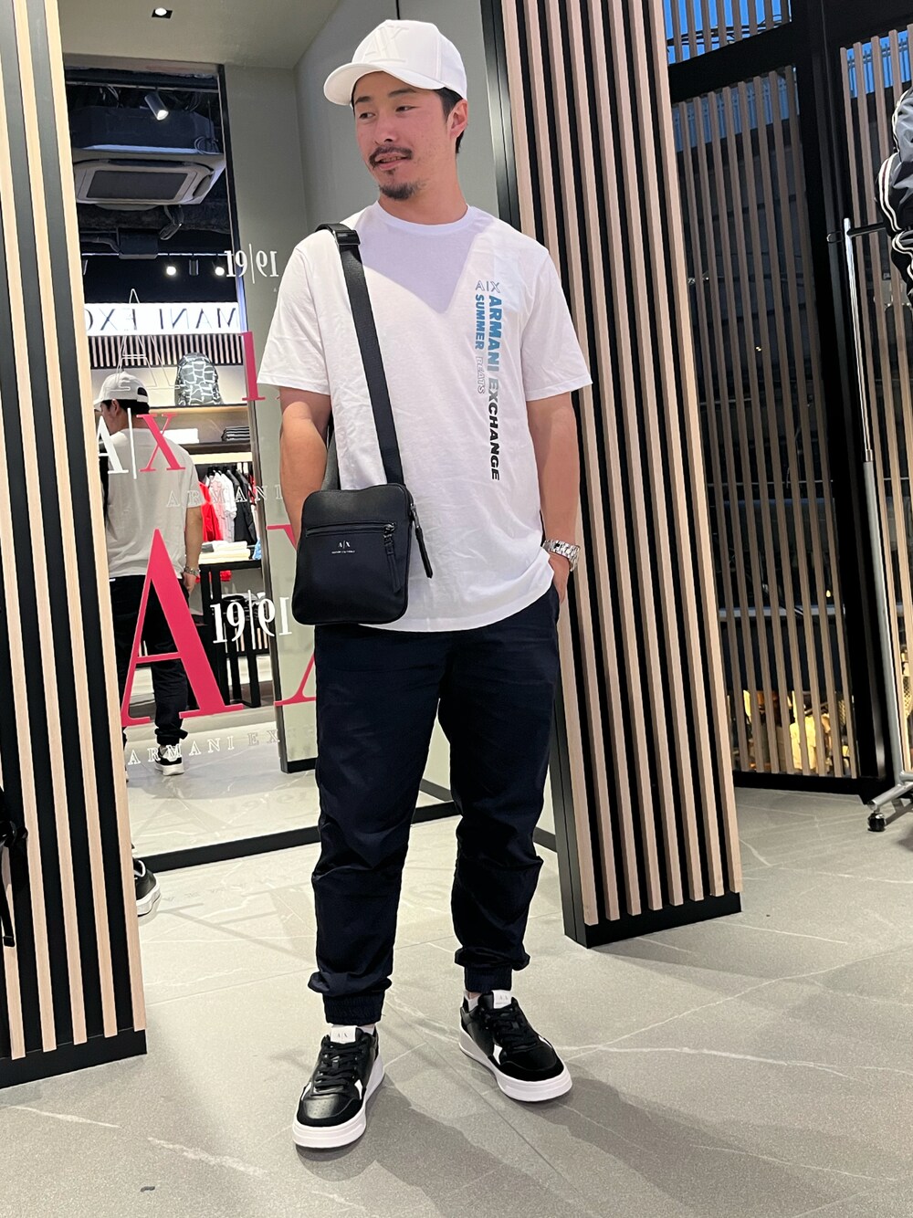 「AXchanger、AXchange、armaniexchange、AXCatStreet、キャップ、ジョガーパンツ、白Tシャツ、Tシャツ、ショルダーバッグ、スニーカー、大人カジュアル、シンプル、みんなの白Tフェス、ZOZOセール2023夏」｜「ARMANI EXCHANGEの【ARMANI EXCHANGE/アルマーニ エクスチェンジ】ONE POINT LOGO BASE BALL CAP/ワンポイントロゴベースボールキャップ（キャップ、ブラック系）」を使った、Y. SHOTAROさん（メンズ・163cm）の夏コーディネートの1枚目の写真