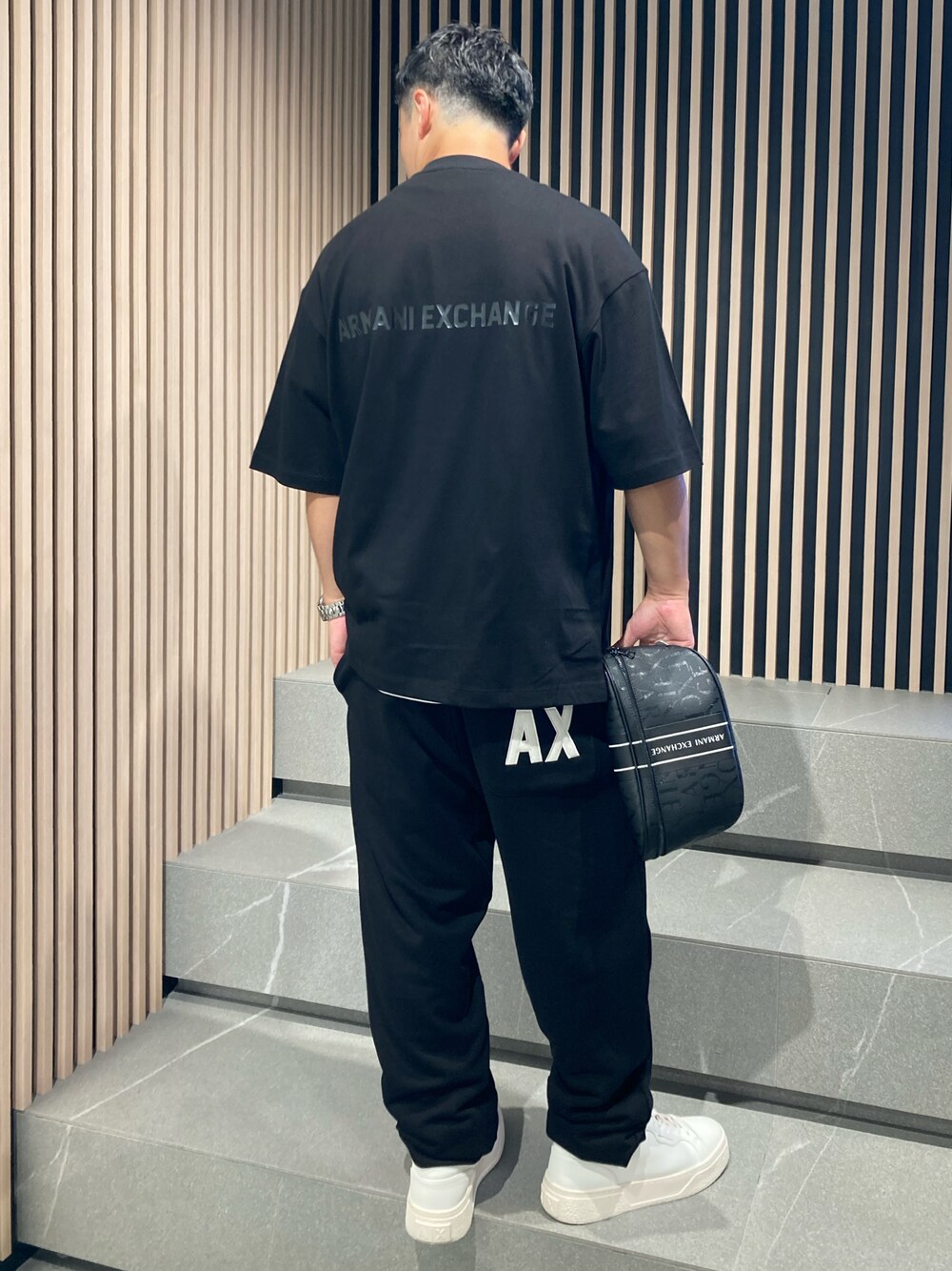 「AXchange、AXchanger、AXCatStreet、armaniexchange、バックプリント、オーバーサイズ、ビッグシルエット、スウェット、Tシャツ、黒、ブラックコーデ、スニーカー、ボディバッグ、ショルダーバッグ、お出かけコーデ」｜「ARMANI EXCHANGEの【A|X アルマーニ エクスチェンジ】AXロゴ 半袖クルーネックTシャツ/OVER（Tシャツ/カットソー、ブラック系）」を使った、Y. SHOTAROさん（メンズ・163cm）の夏コーディネートの1枚目の写真