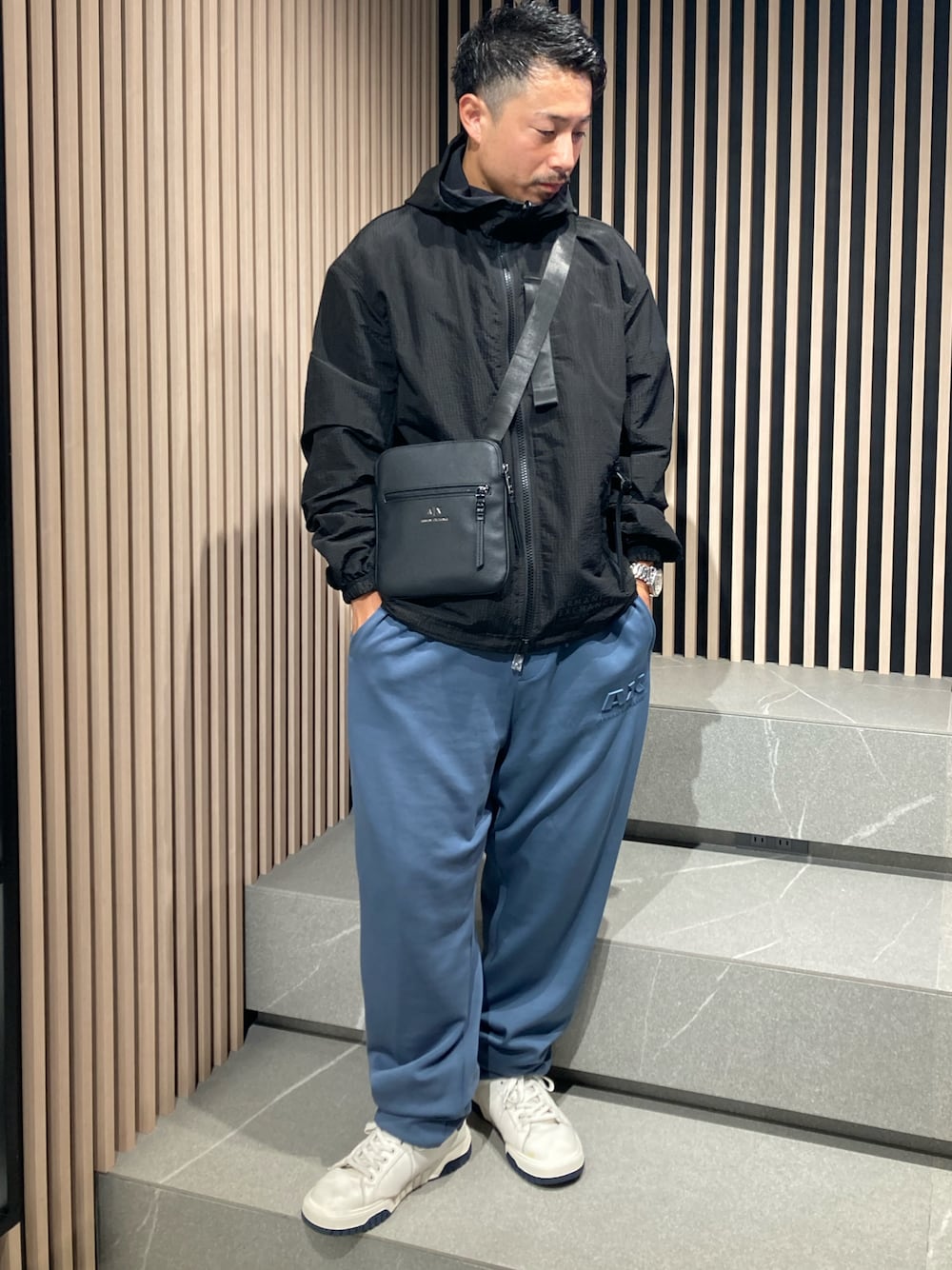 「AXchange、AXCatStreet、AXchanger、armaniexchange、リバーシブル、アウター、春夏コーデ、秋コーデ、スウェット、パンツスタイル、スニーカー、ショルダーバッグ、バッグ、大人カジュアル」｜「ARMANI EXCHANGEの【A|X アルマーニ エクスチェンジ】リバーシブル　フーデッドナイロンジャケット（ナイロンジャケット、ブラック系）」を使った、Y. SHOTAROさん（メンズ・163cm）の夏コーディネートの1枚目の写真