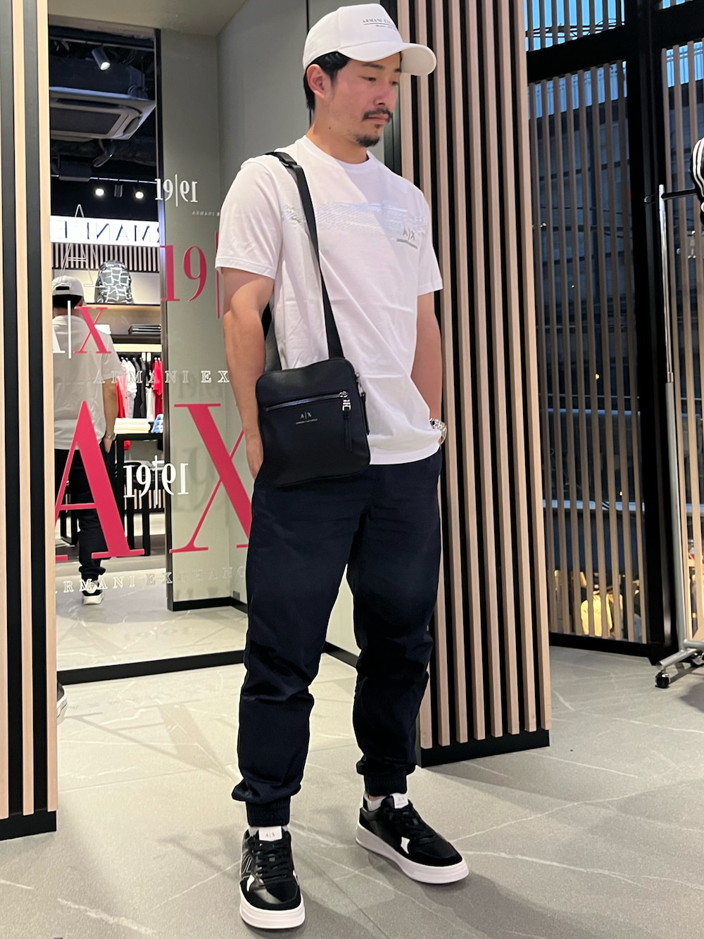 「AXchanger、AXchange、armaniexchange、AXCatStreet、白Tシャツ、ジョガーパンツ、ショルダーバッグ、Tシャツ、キャップ、夏コーデ、大人カジュアル、シンプル、みんなの白Tフェス、ZOZOセール2023夏」｜「ARMANI EXCHANGEの【A|X アルマーニ エクスチェンジ】ロゴ　パネルキャップ（キャップ、ホワイト系）」を使った、Y. SHOTAROさん（メンズ・163cm）の夏コーディネートの1枚目の写真