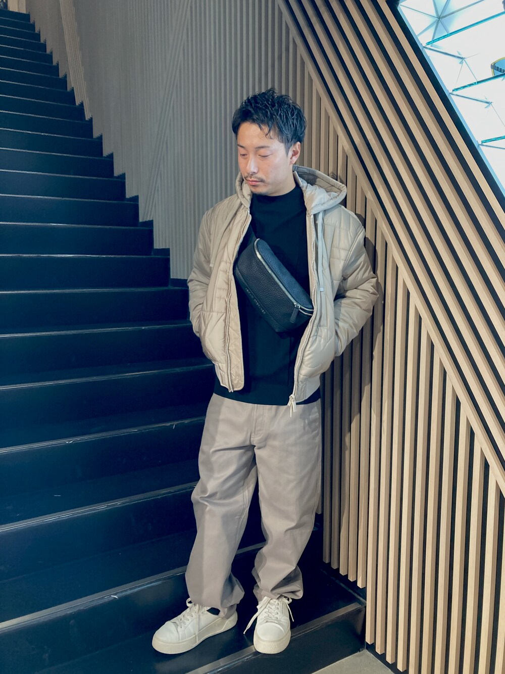 「AXchanger、AXchange、armaniexchange、AXCatStreet、ボディバッグ、チノパン、スニーカー、セーター、冬アウター、秋冬コーデ、オトナカジュアル」｜「ARMANI EXCHANGEの【A|X アルマーニ エクスチェンジ】オールオーバーキルティングロゴ　フーデッドパファーブルゾン（ブルゾン、ベージュ系）」を使った、Y. SHOTAROさん（メンズ・163cm）の秋コーディネートの1枚目の写真