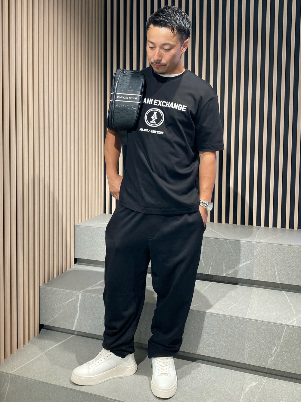 「AXchange、AXchanger、armaniexchange、AXCatStreet、Tシャツ、オーバーサイズ、ビッグシルエット、ブラックコーデ、スニーカー、白スニーカー、シンプルコーデ、お出かけコーデ、スウェット、ボディバッグ、ショルダーバッグ」｜「ARMANI EXCHANGEの【A|X アルマーニ エクスチェンジ】AXロゴ 半袖クルーネックTシャツ/REGULAR+（ZOZO限定カラー含）（Tシャツ/カットソー、ブラック系）」を使った、Y. SHOTAROさん（メンズ・163cm）の夏コーディネートの1枚目の写真