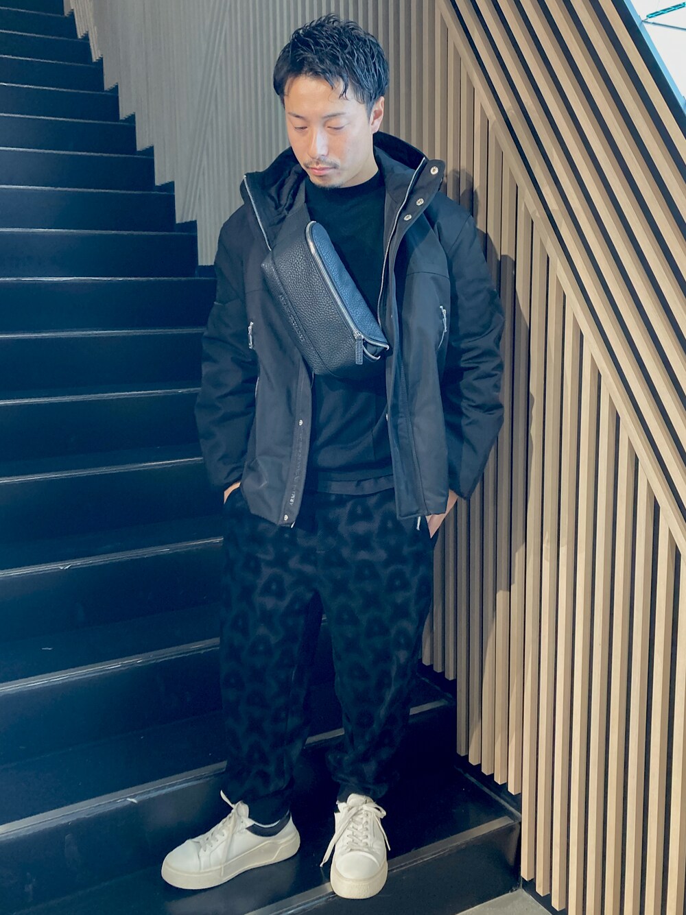 「AXchanger、AXchange、armaniexchange、AXCatStreet、アウター、秋冬コーデ、スニーカー、バッグ、ニット」｜「ARMANI EXCHANGEの【A|X アルマーニ エクスチェンジ】ADE フーデッドパファーブルゾン（ブルゾン、ブラック系）」を使った、Y. SHOTAROさん（メンズ・163cm）の秋コーディネートの1枚目の写真