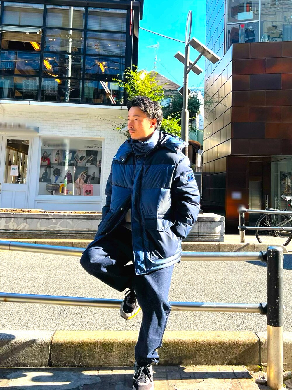 「AXchanger、armaniexchange、AXCatStreet、アルマーニエクスチェンジ、限定、アウター、冬コーデ、ネイビー、パンツスタイル、スニーカー、休日スタイル、ブルゾン、大人カジュアル、ブルーコーデ、大人コーデ」｜「ARMANI EXCHANGEの【A|X アルマーニ エクスチェンジ】カラーブロック　パファージャケット（ダウンジャケット/コート、ブルー系）」を使った、Y. SHOTAROさん（メンズ・163cm）の秋コーディネートの1枚目の写真
