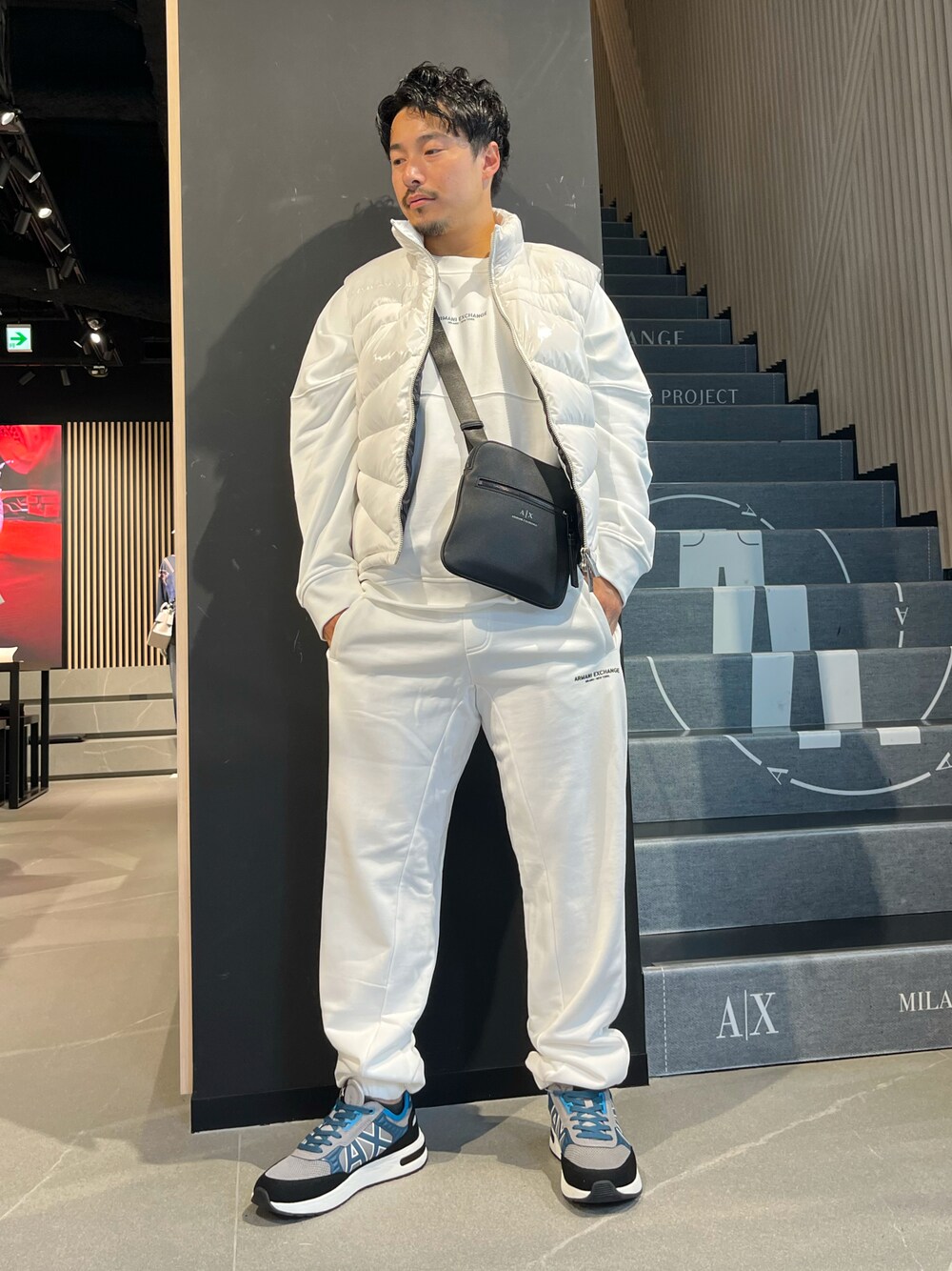 「AXchanger、armaniexchange、AXchange、AXCatStreet、ダウンベスト、ショルダーバッグ、トレーナー」｜「店舗限定アイテム　店舗にお問い合わせ下さいのアイテム（ジャージ、ホワイト系）」を使った、Y. SHOTAROさん（メンズ・163cm）の夏コーディネートの1枚目の写真