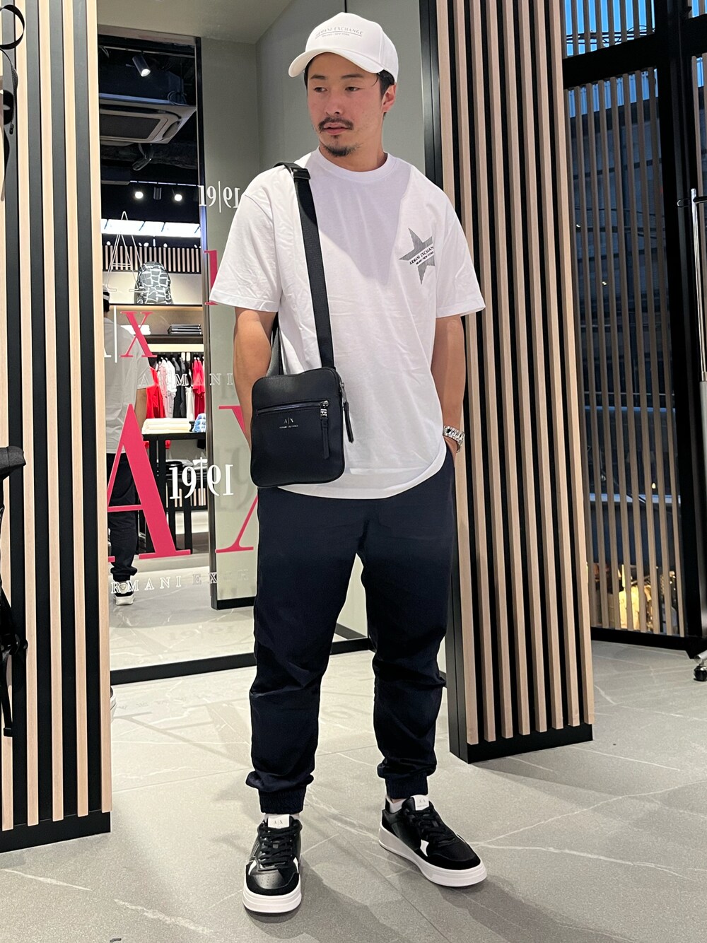「キャップ、白Tシャツ、Tシャツ、ショルダーバッグ、ジョガーパンツ、スニーカー、オーバーサイズ、夏コーデ、大人カジュアル、みんなの白Tフェス、ZOZOセール2023夏」｜「ARMANI EXCHANGEの【A|X アルマーニ エクスチェンジ】ロゴ　パネルキャップ（キャップ、ホワイト系）」を使った、Y. SHOTAROさん（メンズ・163cm）の夏コーディネートの1枚目の写真