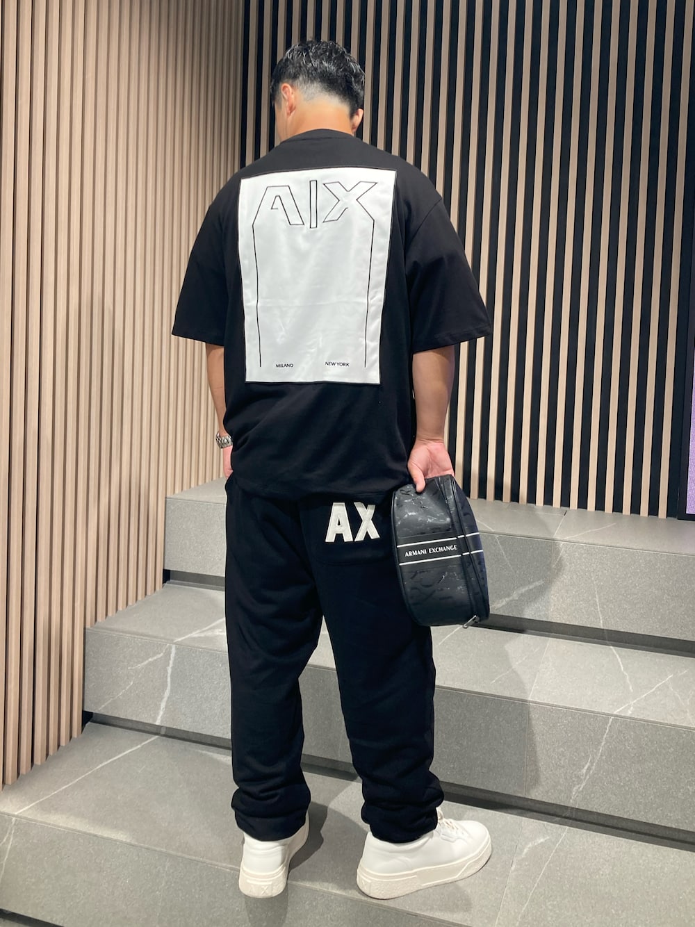 「AXchange、AXchanger、armaniexchange、AXCatStreet、Tシャツ、スニーカー、ボディバッグ、オーバーサイズ、バックプリント、モノトーン、スウェット、スウェットパンツ、春コーデ、夏コーデ、シンプルコーデ」｜「ARMANI EXCHANGEの【A|X アルマーニ エクスチェンジ】バックロゴパッチ 半袖クルーネックTシャツ/LOOSE（Tシャツ/カットソー、ブラック系）」を使った、Y. SHOTAROさん（メンズ・163cm）の夏コーディネートの1枚目の写真