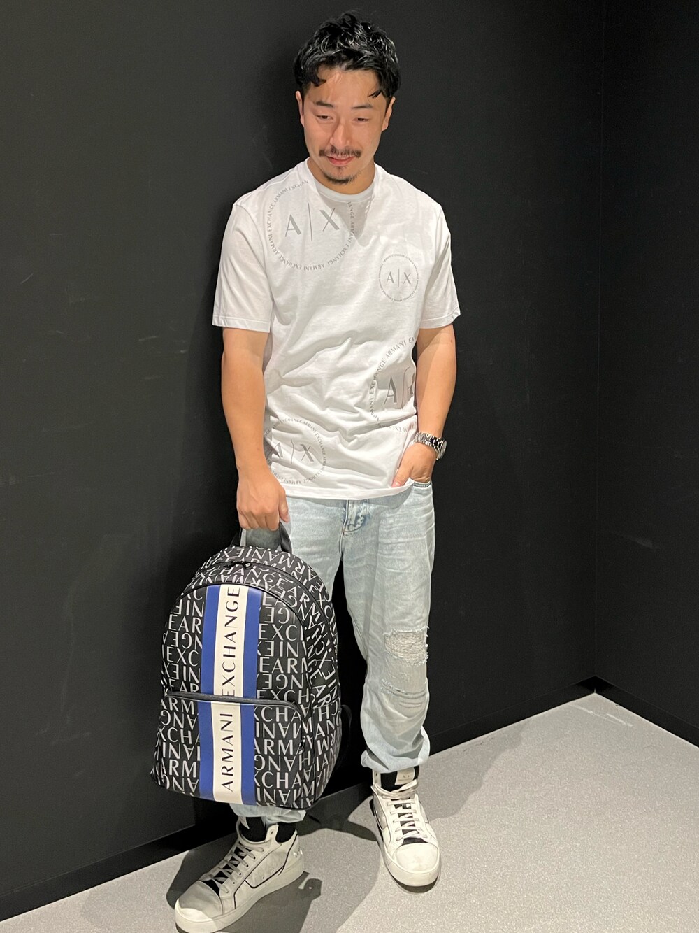 「AXchanger、AXchange、armaniexchange、AXCatStreet、ZOZOセール2023夏、みんなの白Tフェス、アルマーニエクスチェンジ、Tシャツ、バックパック、ハイカットスニーカー、白スニーカー、デニム」｜「ARMANI EXCHANGEの【A|X アルマーニ エクスチェンジ】グラフィックロゴ　半袖クルーネックTシャツ/REGULAR（Tシャツ/カットソー、ホワイト系）」を使った、Y. SHOTAROさん（メンズ・163cm）の夏コーディネートの1枚目の写真