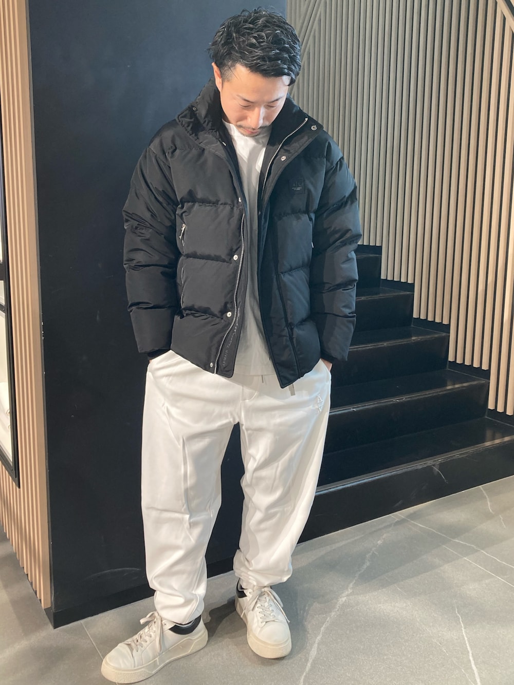 「AXchanger、AXchange、armaniexchange、AXCatStreet、スニーカー、スウェット、ダウンジャケット、アウター、冬コーデ、白スニーカー、モノトーンコーデ、シンプルコーデ」｜「ARMANI EXCHANGEの【A|X アルマーニ エクスチェンジ】ADE リアルダウンジャケット（ダウンジャケット/コート、ブラック系）」を使った、Y. SHOTAROさん（メンズ・163cm）の冬コーディネートの1枚目の写真