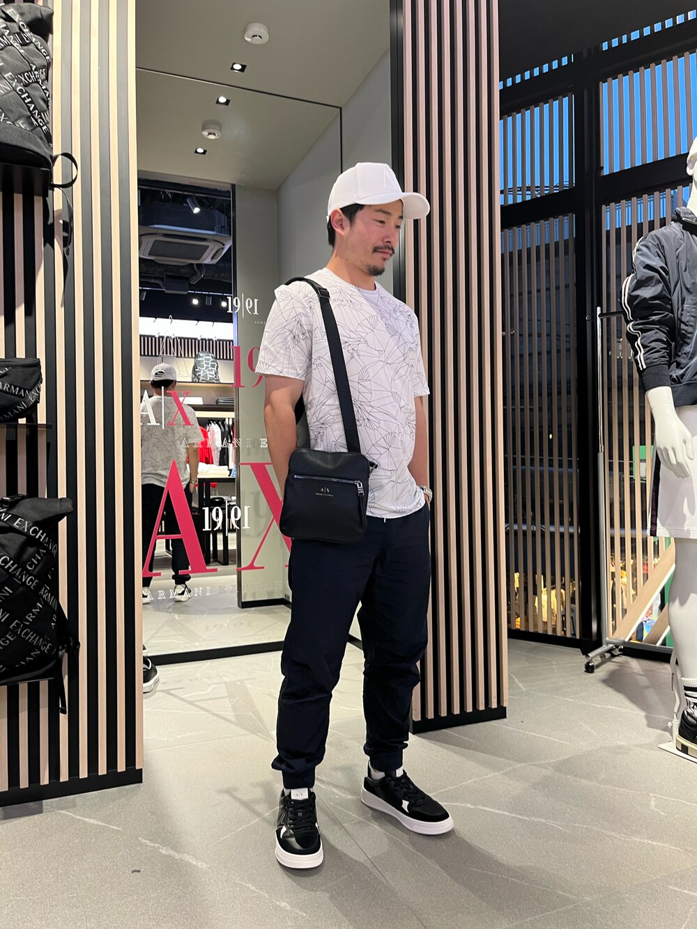 「AXchanger、AXchange、armaniexchange、AXCatStreet、Tシャツ、シンプル、キャップ、ジョガーパンツ、白Tシャツ、みんなの白Tフェス、ZOZOセール2023夏」｜「ARMANI EXCHANGEの【ARMANI EXCHANGE/アルマーニ エクスチェンジ】ONE POINT LOGO BASE BALL CAP/ワンポイントロゴベースボールキャップ（キャップ、ブラック系）」を使った、Y. SHOTAROさん（メンズ・163cm）の夏コーディネートの1枚目の写真