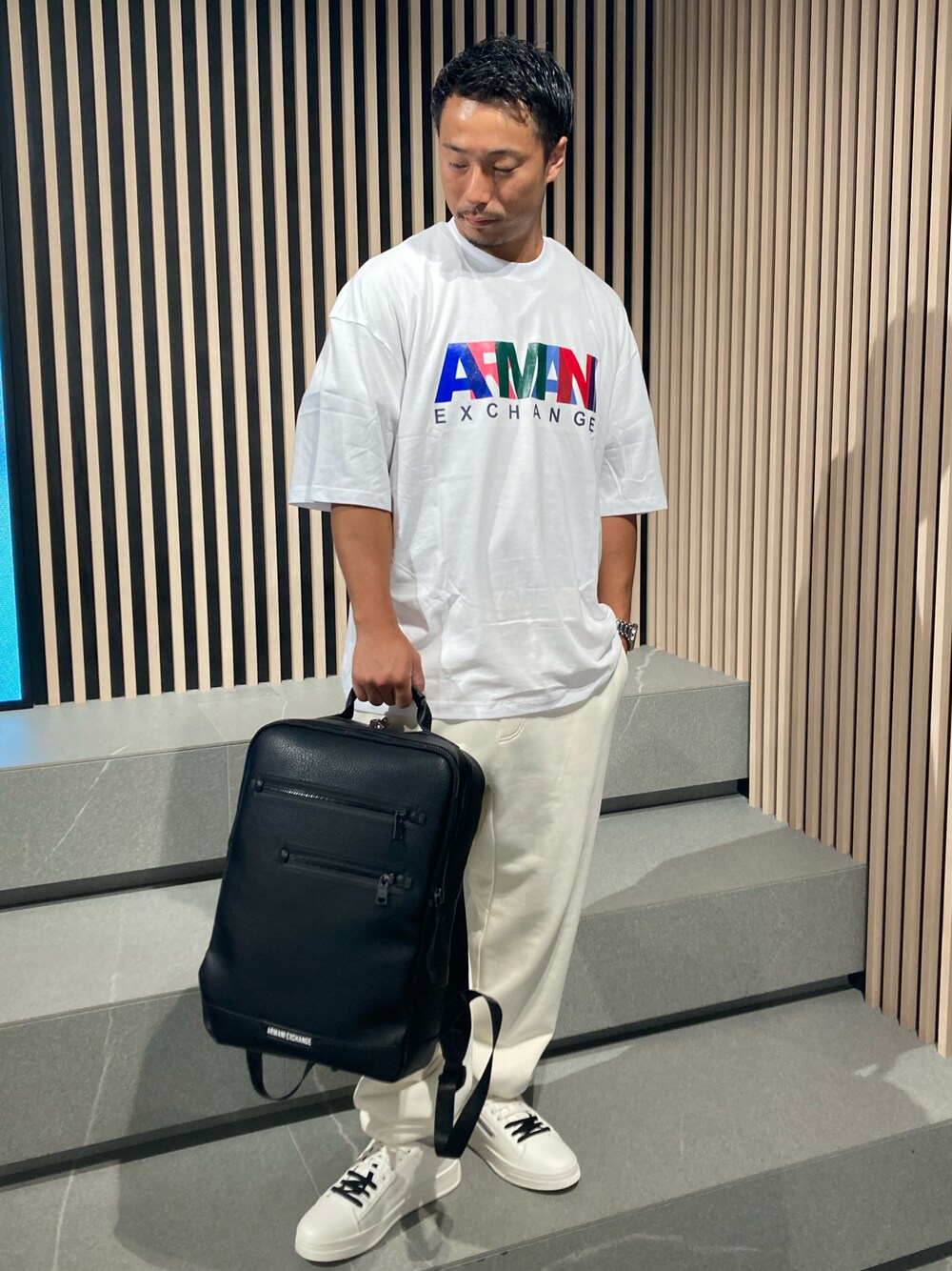 「AXchange、AXchanger、AXCatStreet、armaniexchange、Tシャツ、スウェット、スウェットパンツ、スニーカー、バッグ、バックパック、夏コーデ、レイヤードスタイル、スポーツミックス、アツいコーデ全部見せ、プチプラ」｜「ARMANI EXCHANGEの【A|X アルマーニ エクスチェンジ】カラフルロゴ　半袖クルーネックTシャツ/COMFORT（Tシャツ/カットソー、ホワイト系）」を使った、Y. SHOTAROさん（メンズ・163cm）の夏コーディネートの1枚目の写真