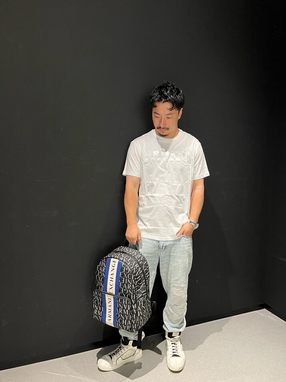「AXchanger、AXchange、AXCatStreet、armaniexchange、アルマーニエクスチェンジ、みんなの白Tフェス、白Tシャツ、バックパック、ZOZOセール2023夏、ハイカットスニーカー、白スニーカー、デニム、スニーカー」｜「ARMANI EXCHANGEの【A|X アルマーニ エクスチェンジ】サテンロゴ　半袖クルーネックTシャツ/REGULAR（Tシャツ/カットソー、ホワイト系）」を使った、Y. SHOTAROさん（メンズ・163cm）の夏コーディネートの1枚目の写真