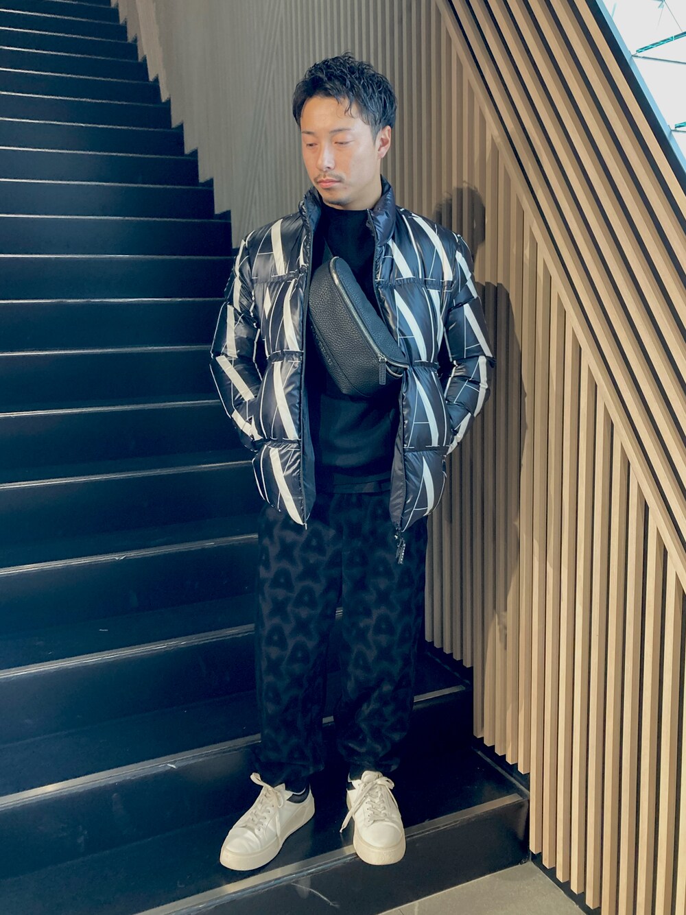 「AXchanger、AXchange、AXCatStreet、armaniexchange、ダウンジャケット、スウェット、秋冬コーデ、アウター、スニーカー、休日コーデ、大人カジュアル、ボディバッグ」｜「ARMANI EXCHANGEの【A|X アルマーニ エクスチェンジ】ICONリアルダウンジャケット（ダウンジャケット/コート、ブラック系）」を使った、Y. SHOTAROさん（メンズ・163cm）の秋コーディネートの1枚目の写真