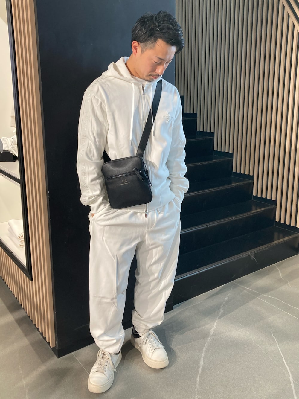 「AXchanger、AXchange、armaniexchange、AXCatStreet、セットアップ、スニーカー、ショルダーバッグ、スウェット、ホワイトコーデ、秋冬コーデ、白スニーカー」｜「ARMANI EXCHANGEの【A|X アルマーニ エクスチェンジ】AXロゴテープ　ジップアップフーデッドスウェットトップ（スウェット、ホワイト系）」を使った、Y. SHOTAROさん（メンズ・163cm）の冬コーディネートの1枚目の写真
