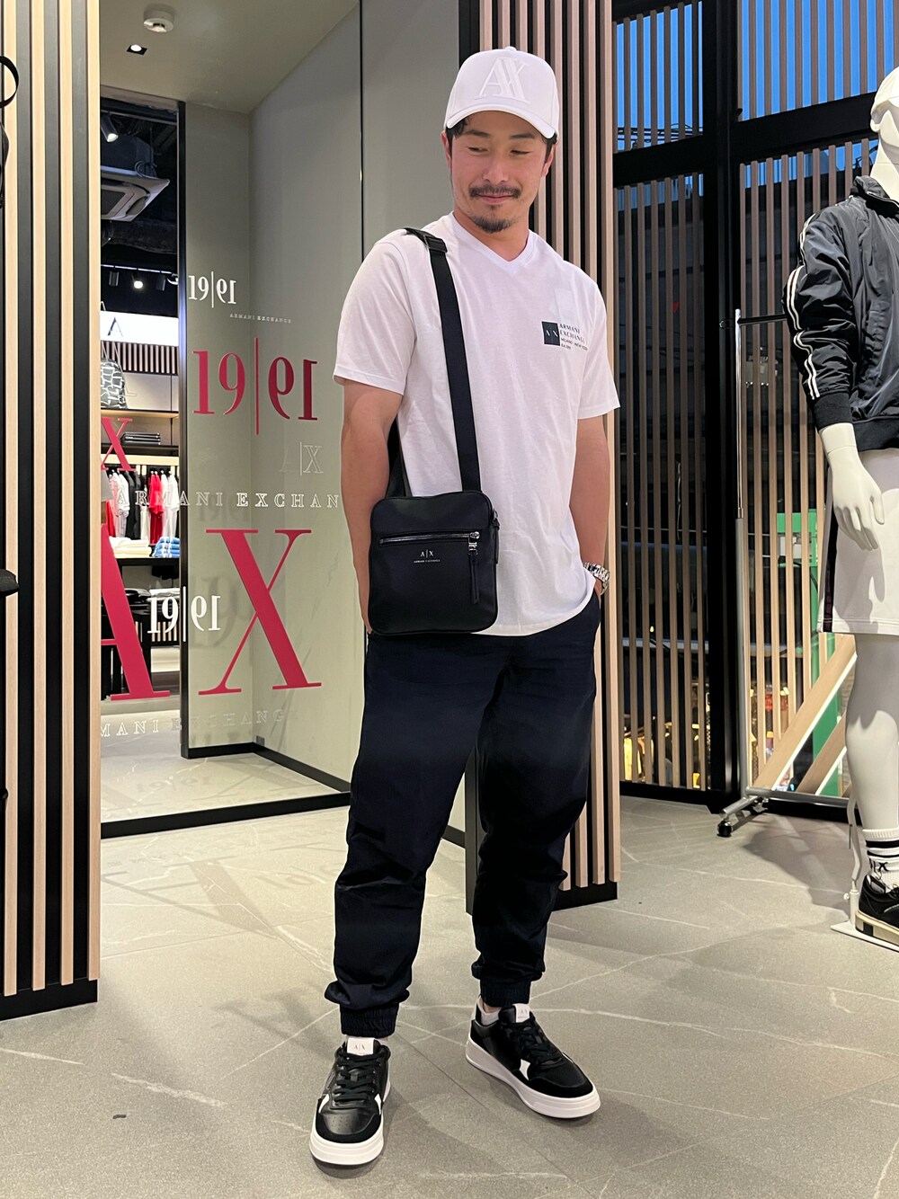 「キャップ、Tシャツ、白Tシャツ、ジョガーパンツ、ショルダーバッグ、スニーカー、AXchanger、AXchange、armaniexchange、AXCatStreet、Vネック、夏コーデ、みんなの白Tフェス、ZOZOセール2023夏」｜「ARMANI EXCHANGEの【ARMANI EXCHANGE/アルマーニ エクスチェンジ】ONE POINT LOGO BASE BALL CAP/ワンポイントロゴベースボールキャップ（キャップ、ブラック系）」を使った、Y. SHOTAROさん（メンズ・163cm）の夏コーディネートの1枚目の写真