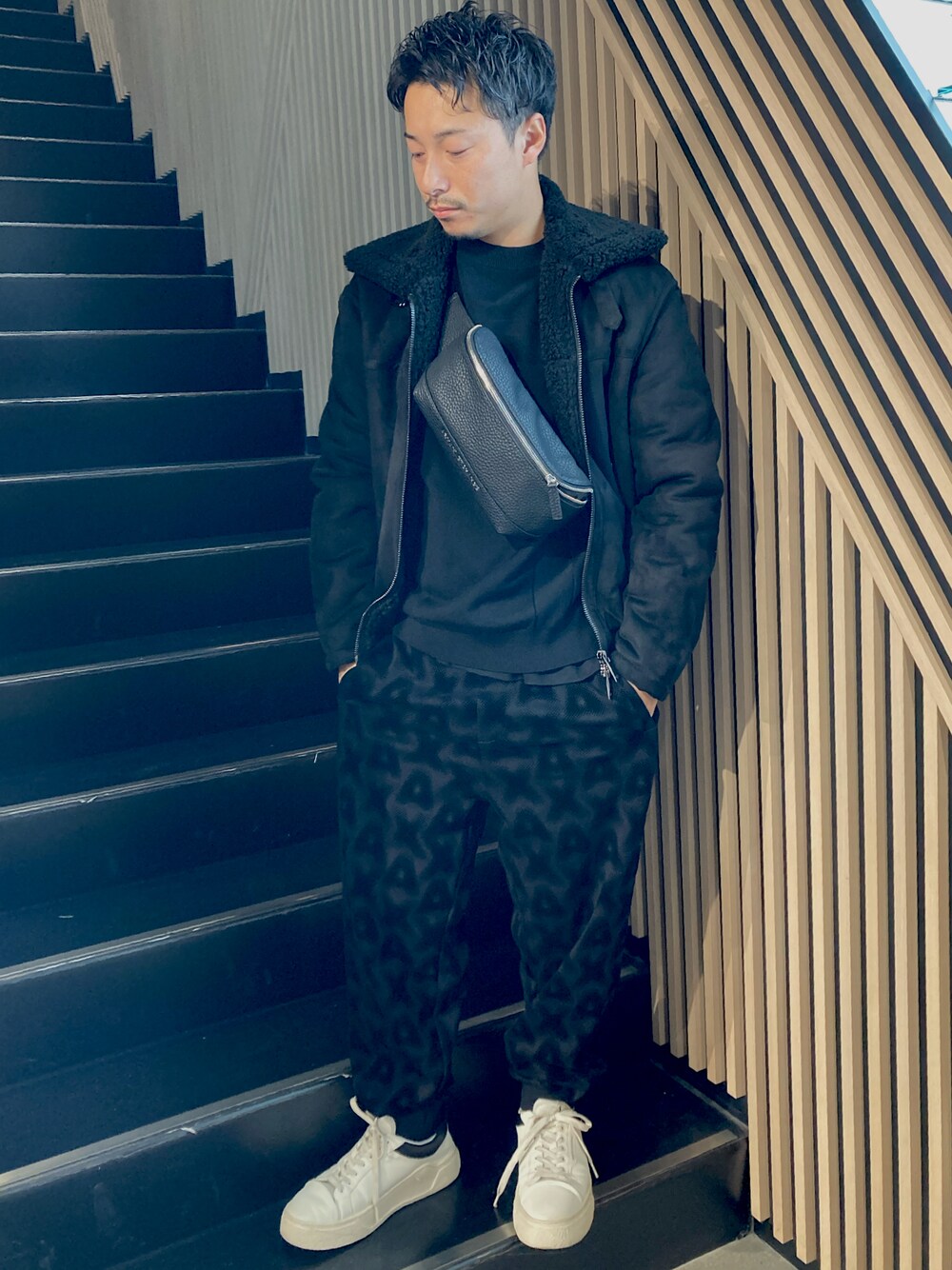 「AXchanger、AXchange、armaniexchange、AXCatStreet、ボア、ムートンコート、秋冬コーデ、アウター、スニーカー、ボディバッグ、バッグ、ニット、セーター」｜「ARMANI EXCHANGEの【A|X アルマーニ エクスチェンジ】AL エコムートンジャケット（ムートンコート、ブラック系）」を使った、Y. SHOTAROさん（メンズ・163cm）の秋コーディネートの1枚目の写真