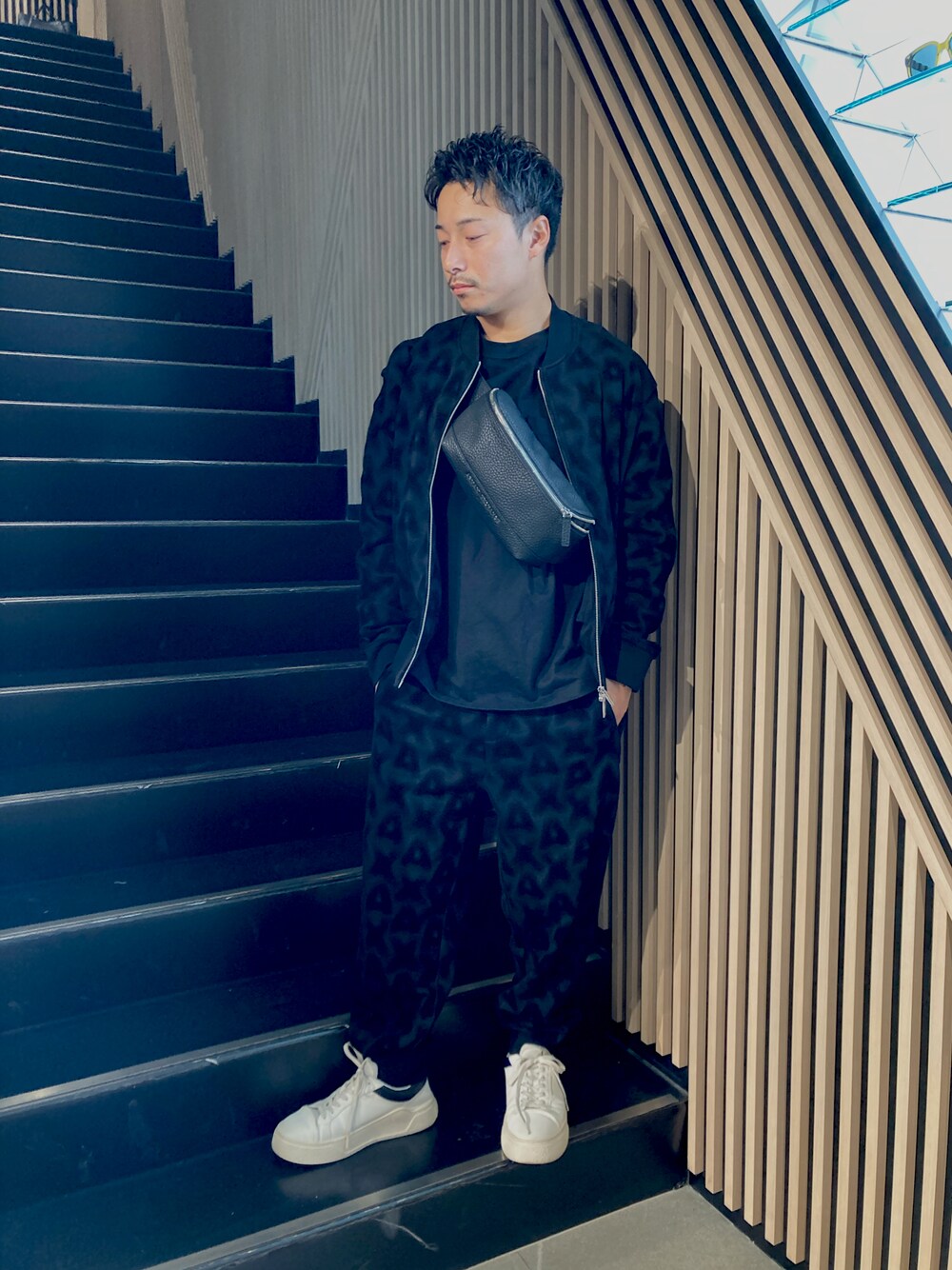「セットアップ、AXchanger、AXchange、AXCatStreet、armaniexchange、スウェット、スニーカー、ニット、バッグ、秋冬コーデ、休日スタイル、ショルダーバッグ」｜「ARMANI EXCHANGEの【A|X アルマーニ エクスチェンジ】オールオーバーフロックロゴ　ジップアップスウェットシャツ（スウェット、ブラック系）」を使った、Y. SHOTAROさん（メンズ・163cm）の秋コーディネートの1枚目の写真