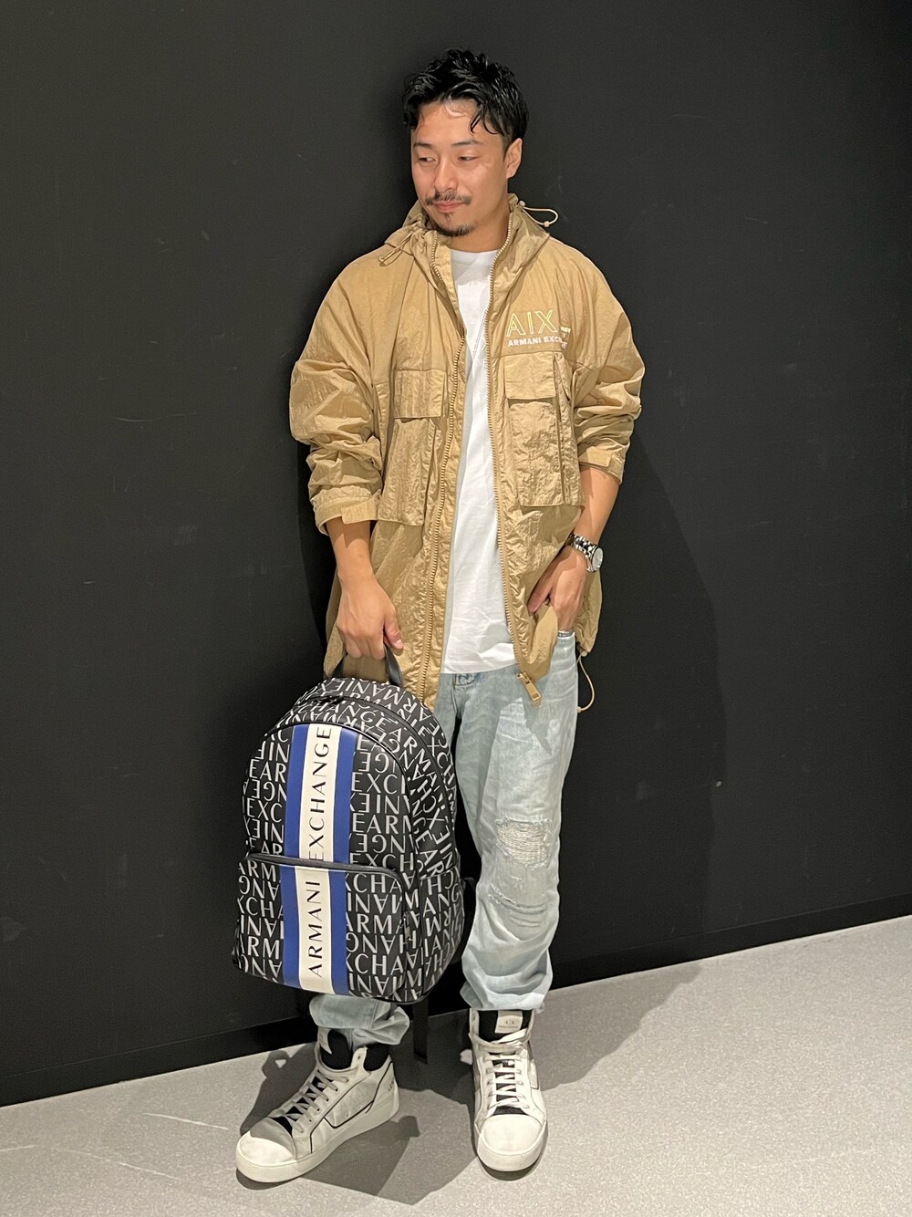 「ZOZOセール2023夏、armaniexchange、AXchanger、AXchange、AXCatStreet、アルマーニエクスチェンジ、みんなの白Tフェス、デニム、アウター、ブルゾン、夏コーデ、ハイカットスニーカー、白スニーカー、バックパック」｜「ARMANI EXCHANGEの【A|X アルマーニ エクスチェンジ】SUMMER BEATS　フーディジャケット（ナイロンジャケット、ベージュ系）」を使った、Y. SHOTAROさん（メンズ・163cm）の夏コーディネートの1枚目の写真