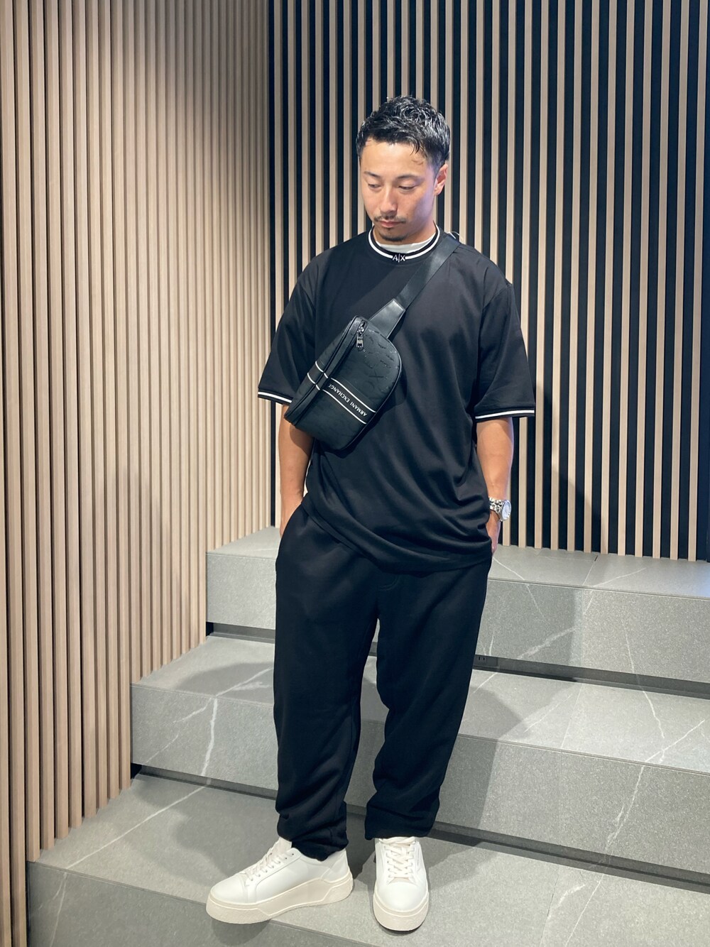 「AXchange、AXchanger、AXCatStreet、armaniexchange、Tシャツ、オーバーサイズ、ビッグシルエット、夏コーデ、スニーカー、モノトーン、ボディバッグ、シンプルコーデ、ショルダーバッグ、シンプル」｜「ARMANI EXCHANGEの【A|X アルマーニ エクスチェンジ】リブロゴ　半袖クルーネックTシャツ/LOOSE（Tシャツ/カットソー、ブラック系）」を使った、Y. SHOTAROさん（メンズ・163cm）の夏コーディネートの1枚目の写真