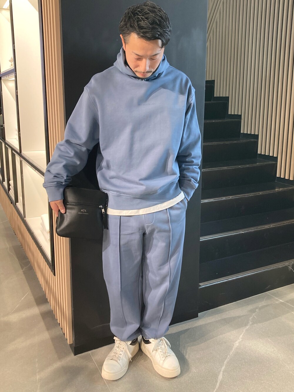 「AXchanger、AXchange、AXCatStreet、armaniexchange、スニーカー、白スニーカー、パーカー、ビッグシルエット、オーバーサイズ、バックプリント、セットアップ、ショルダーバッグ」｜「ARMANI EXCHANGEの【A|X アルマーニ エクスチェンジ】AXロゴ　フーデッドスウェットプルオーバー（スウェット、ブルー系）」を使った、Y. SHOTAROさん（メンズ・163cm）の冬コーディネートの1枚目の写真