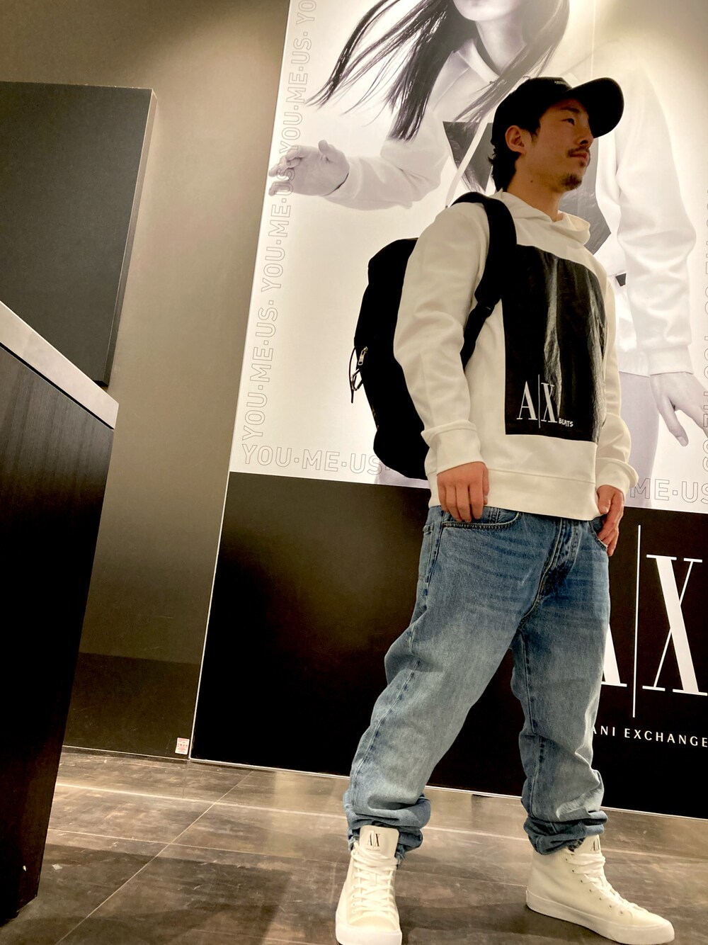 「アルマーニエクスチェンジ、AXchanger、AXchange、Armani Exchange、オーバーサイズ、パーカー、ロゴスウェット、スニーカー、ホワイトスニーカー、キャップ、プルオーバー」｜「ARMANI EXCHANGEの【A|X アルマーニ エクスチェンジ】AX BEATS フード スウェットパーカー（スウェット、ホワイト系）」を使った、Y. SHOTAROさん（メンズ・163cm）の春コーディネートの1枚目の写真