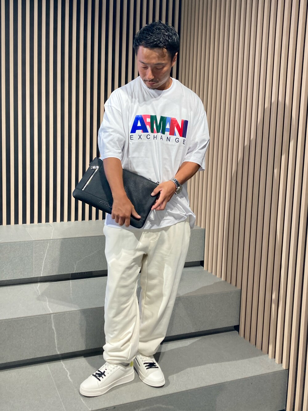「AXchange、AXchanger、armaniexchange、AXCatStreet、Tシャツ、スウェット、スウェットパンツ、スニーカー、クラッチバッグ、バッグ、夏コーデ、お出かけコーデ、プチプラ、アツいコーデ全部見せ」｜「ARMANI EXCHANGEの【A|X アルマーニ エクスチェンジ】カラフルロゴ　半袖クルーネックTシャツ/COMFORT（Tシャツ/カットソー、ホワイト系）」を使った、Y. SHOTAROさん（メンズ・163cm）の夏コーディネートの1枚目の写真