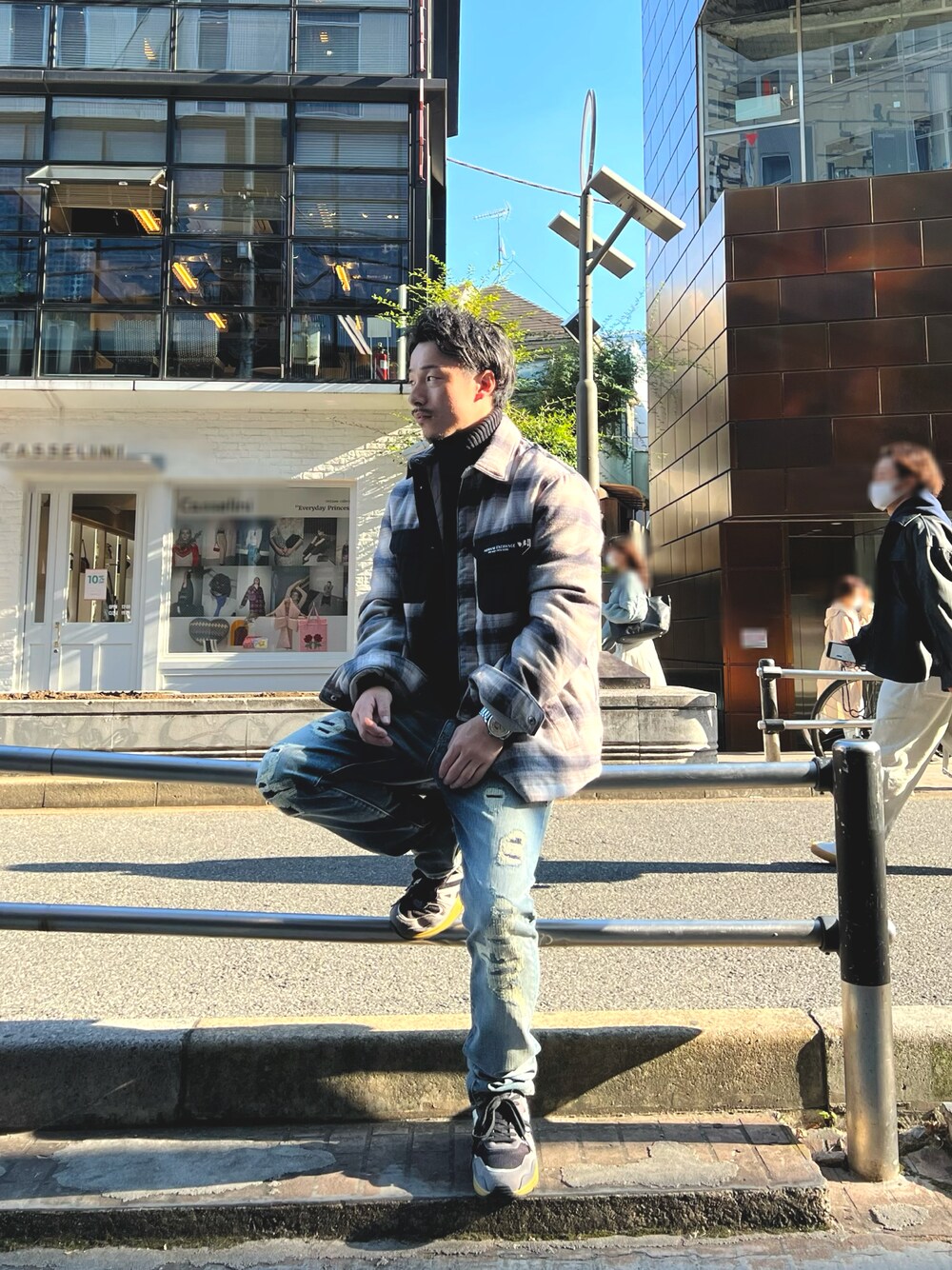 「オトナカジュアル、アウター、デニム、シンプルコーデ、休日スタイル、armaniexchange、AXCatStreet、AXchanger、AXchange、秋冬コーデ、秋コーデ、ニット、オーバーサイズ、レイヤードスタイル、タートルネック」｜「ARMANI EXCHANGEの【A|X アルマーニ エクスチェンジ】チェックデザイン　シャツジャケット（その他アウター、ホワイト系）」を使った、Y. SHOTAROさん（メンズ・163cm）の秋コーディネートの1枚目の写真