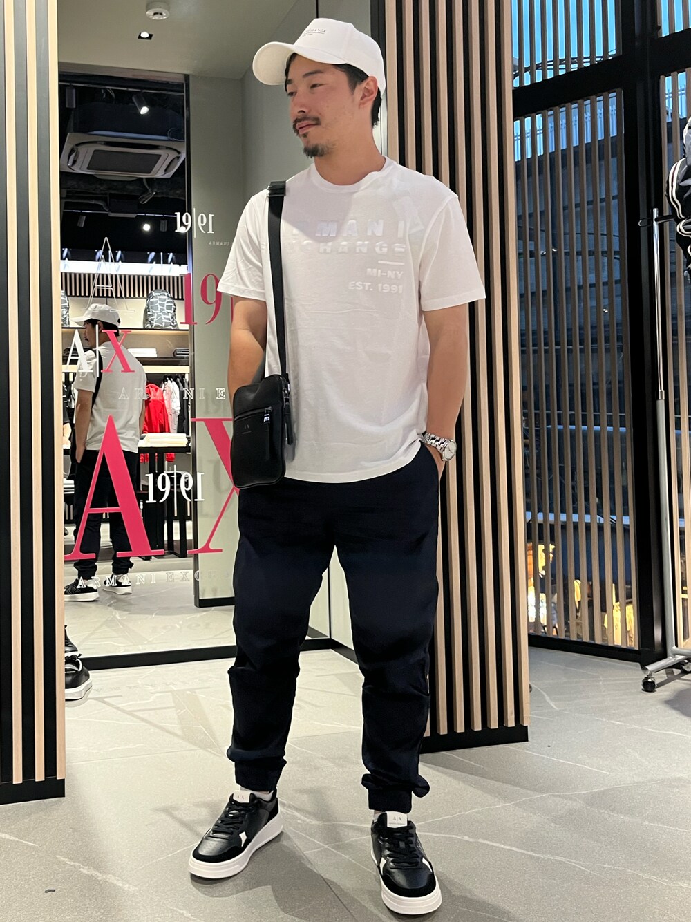 「キャップ、Tシャツ、白Tシャツ、ショルダーバッグ、ジョガーパンツ、スニーカー、AXchanger、AXchange、armaniexchange、AXCatStreet、みんなの白Tフェス、ZOZOセール2023夏」｜「ARMANI EXCHANGEの【A|X アルマーニ エクスチェンジ】ロゴ　パネルキャップ（キャップ、ホワイト系）」を使った、Y. SHOTAROさん（メンズ・163cm）の夏コーディネートの1枚目の写真