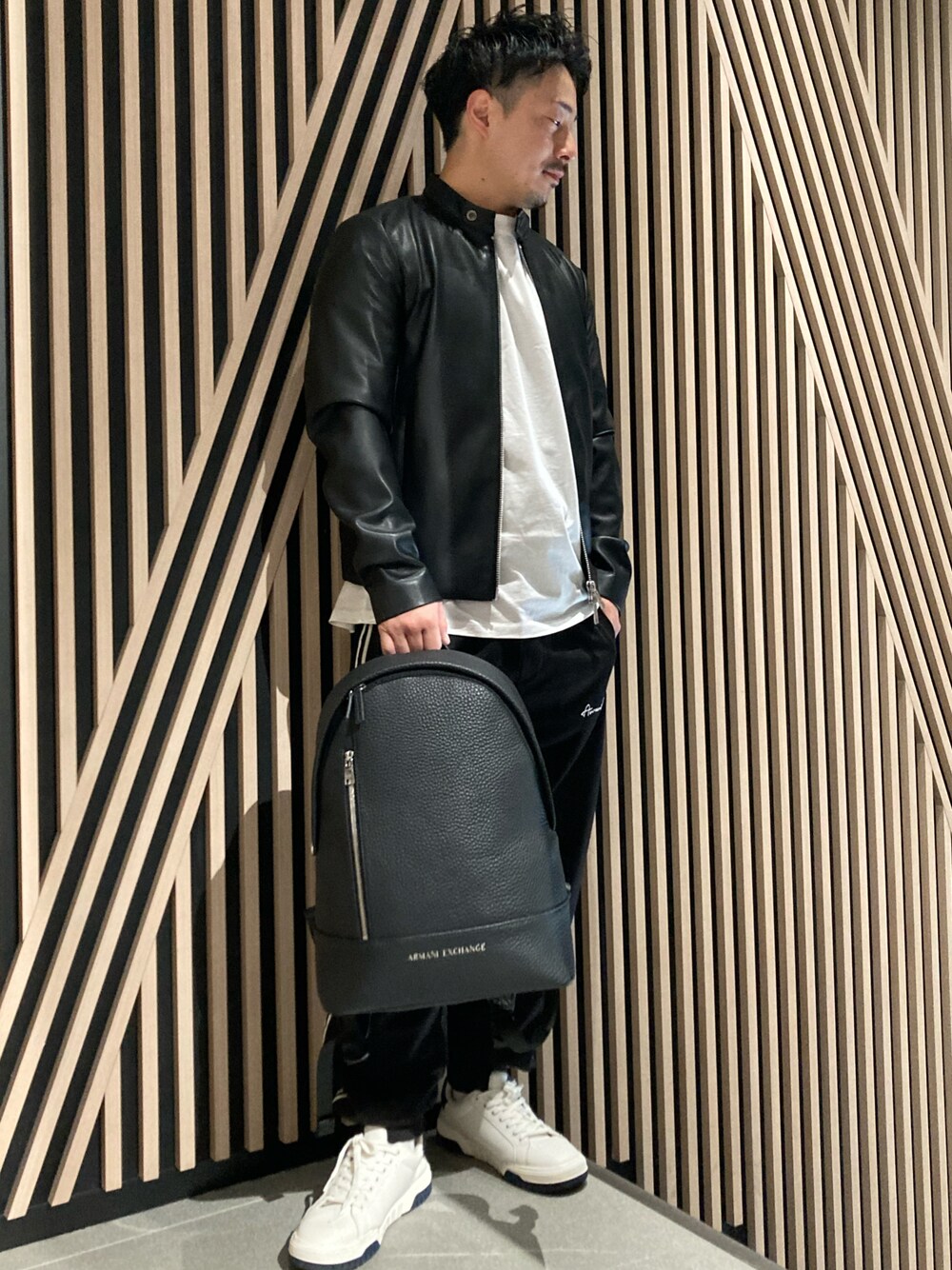 「AXchanger、AXchange、AXCatStreet、armaniexchange、バックパック、レザージャケット、パンツスタイル、スニーカー、春夏コーデ、シンプルコーデ、大人カジュアル」｜「ARMANI EXCHANGEの【A|X アルマーニ エクスチェンジ】フェイクレザージャケット（ノーカラージャケット、ブラック系）」を使った、Y. SHOTAROさん（メンズ・163cm）の春コーディネートの1枚目の写真