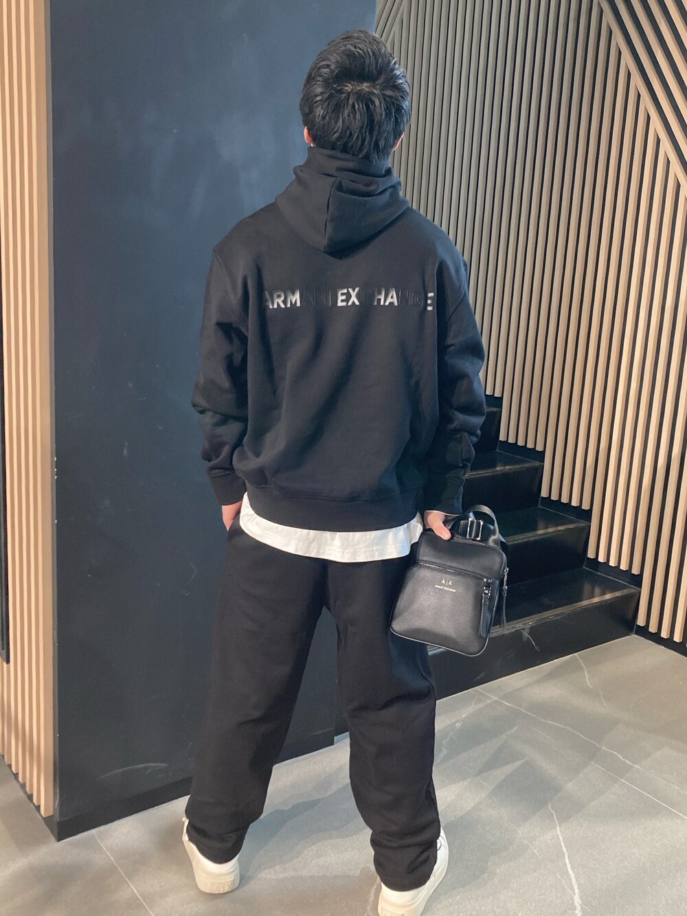 「AXchanger、AXchange、AXCatStreet、armaniexchange、スニーカー、白スニーカー、バックプリント、オーバーサイズ、ビッグシルエット、ショルダーバッグ、セットアップ、モノトーンコーデ、スウェット」｜「ARMANI EXCHANGEの【A|X アルマーニ エクスチェンジ】AXロゴ　フーデッドスウェットプルオーバー（スウェット、ブラック系）」を使った、Y. SHOTAROさん（メンズ・163cm）の冬コーディネートの1枚目の写真