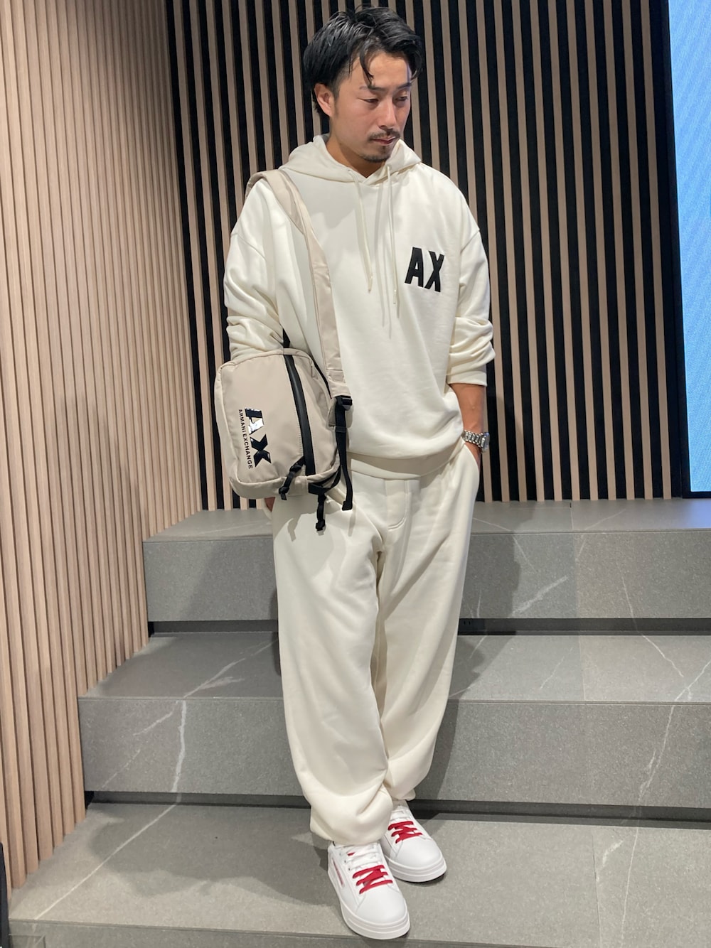 「AXchanger、AXchange、AXCatStreet、armaniexchange、Tシャツ、春夏コーデ、セットアップ、オーバーサイズ、ビッグシルエット、スニーカー、ショルダーバッグ、バッグ、ボディバッグ、パンツスタイル、ユニセックス」｜「ARMANI EXCHANGEの【A|X アルマーニ エクスチェンジ】AXロゴ スウェットフーデッドパーカー (UNISEX CAPSULE)（スウェット、ホワイト系）」を使った、Y. SHOTAROさん（メンズ・163cm）の夏コーディネートの1枚目の写真